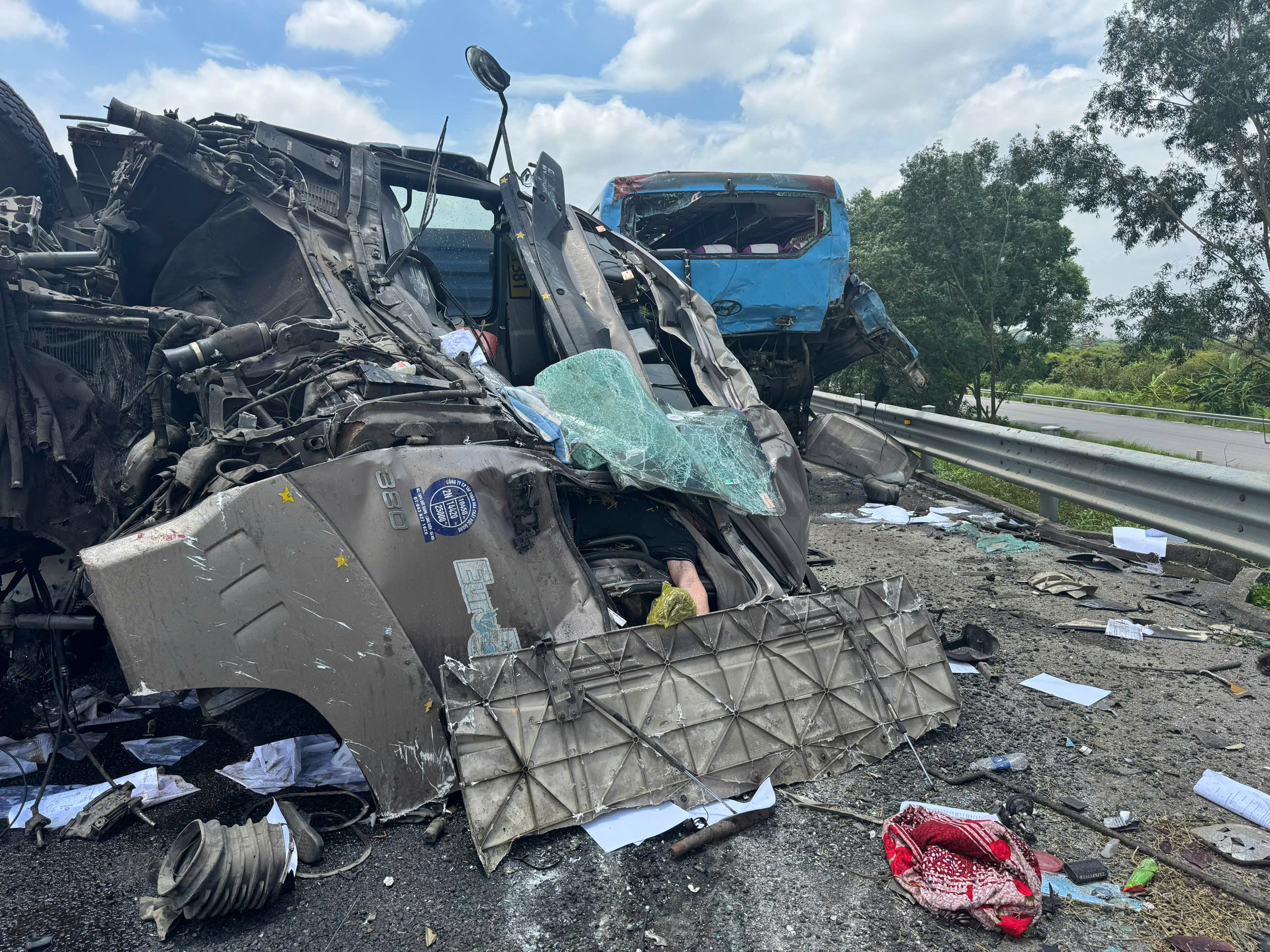 Va chạm liên hoàn trên cao tốc Hà Nội - Hải Phòng, 2 tài xế tử vong- Ảnh 2. Va chạm liên hoàn trên cao tốc Hà Nội - Hải Phòng, 2 tài xế tử vong- Ảnh 2.