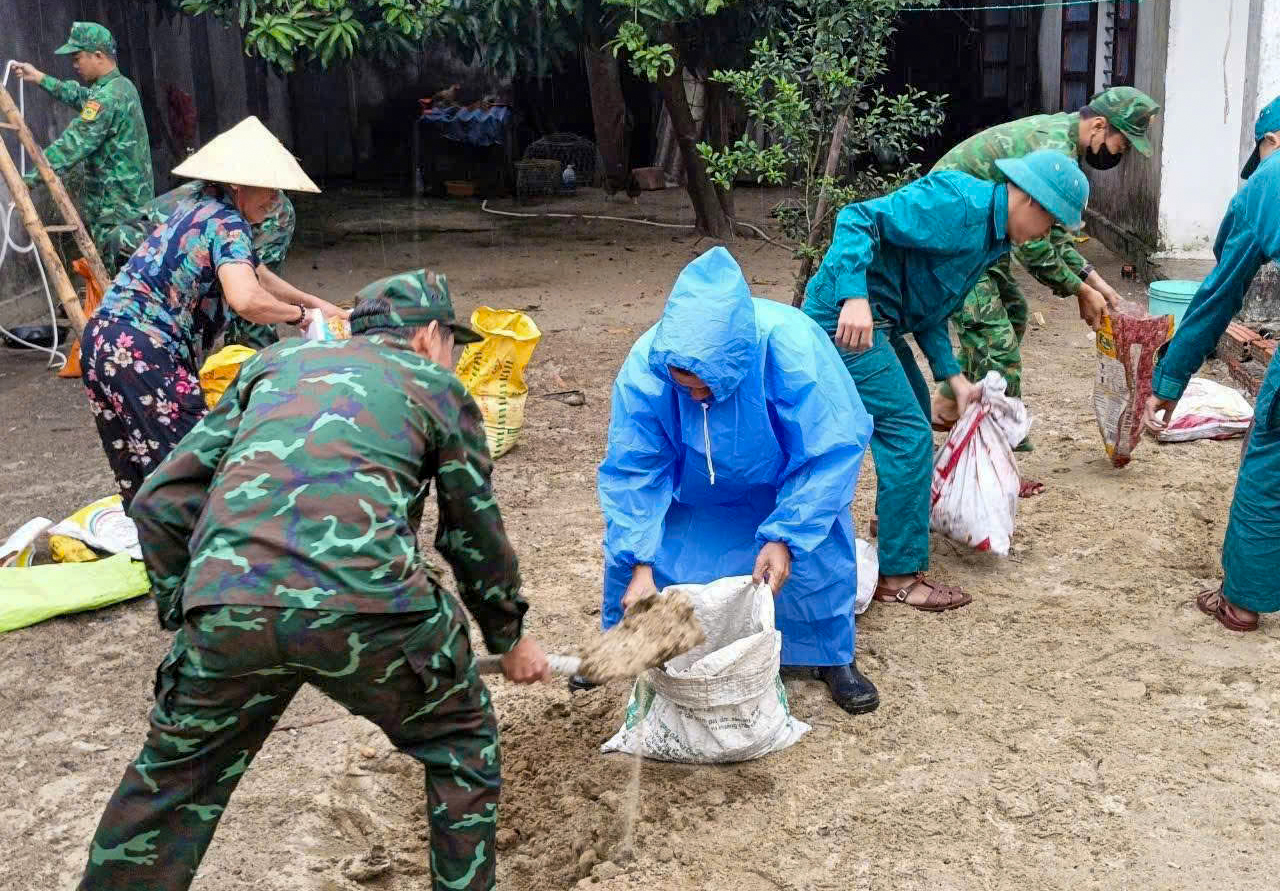 Lực lượng qu&acirc;n sự tỉnh Quảng Nam hỗ trợ người d&acirc;n trong mưa lũ- Ảnh 4.