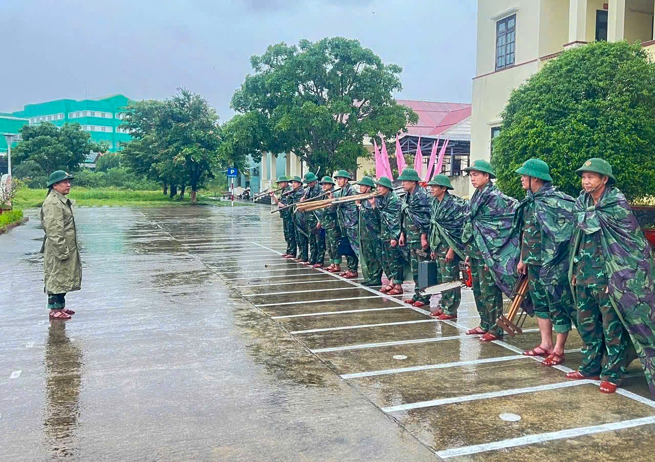 Lực lượng qu&acirc;n sự tỉnh Quảng Nam hỗ trợ người d&acirc;n trong mưa lũ- Ảnh 3.