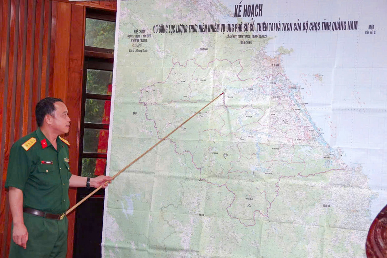 Lực lượng qu&acirc;n sự tỉnh Quảng Nam hỗ trợ người d&acirc;n trong mưa lũ- Ảnh 1.