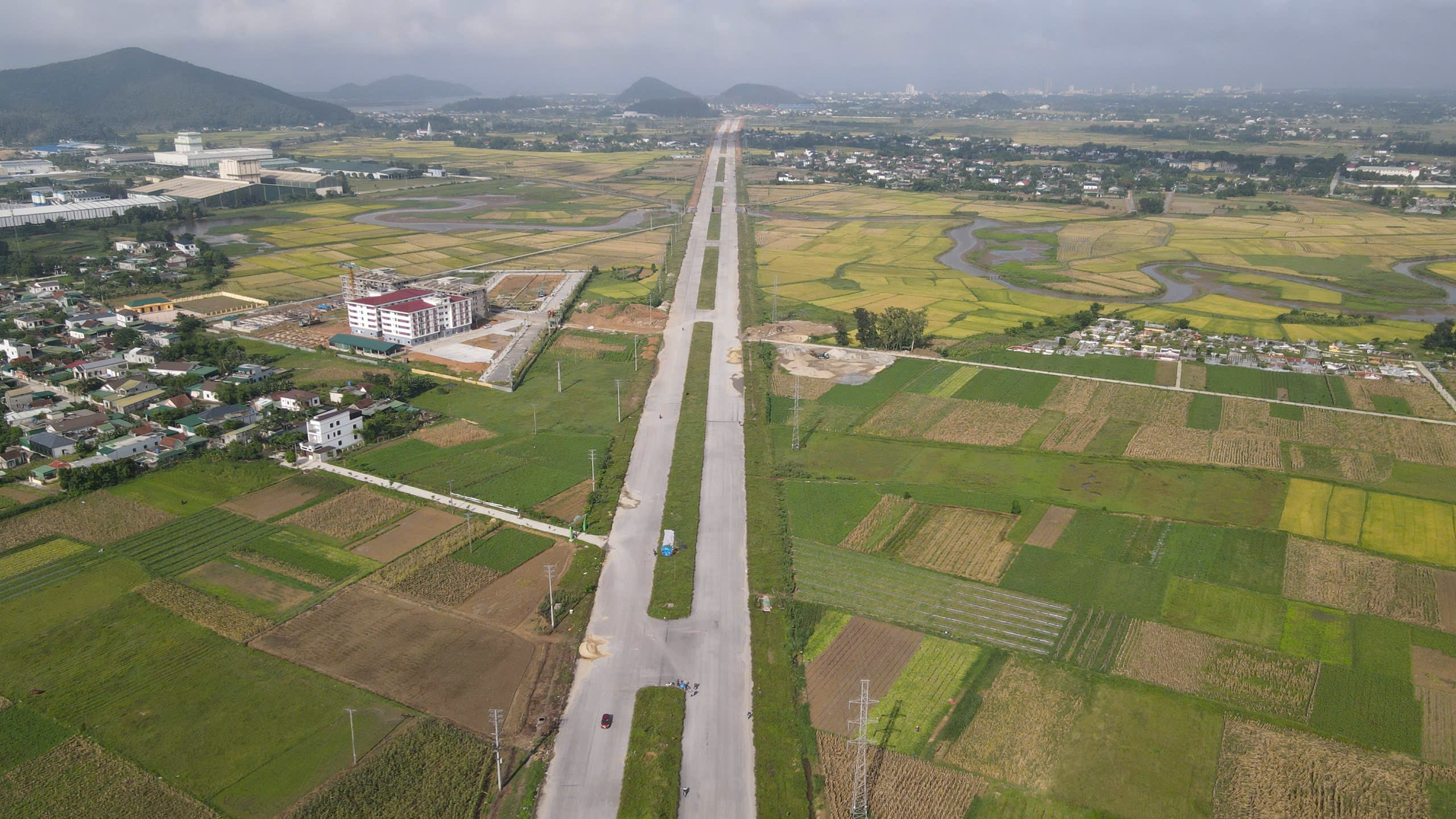 Nghệ An: L&agrave;m cầu vượt 1.400 tỷ đồng để sớm th&ocirc;ng tuyến đường N5 ra cụm cảng quốc tế- Ảnh 1.