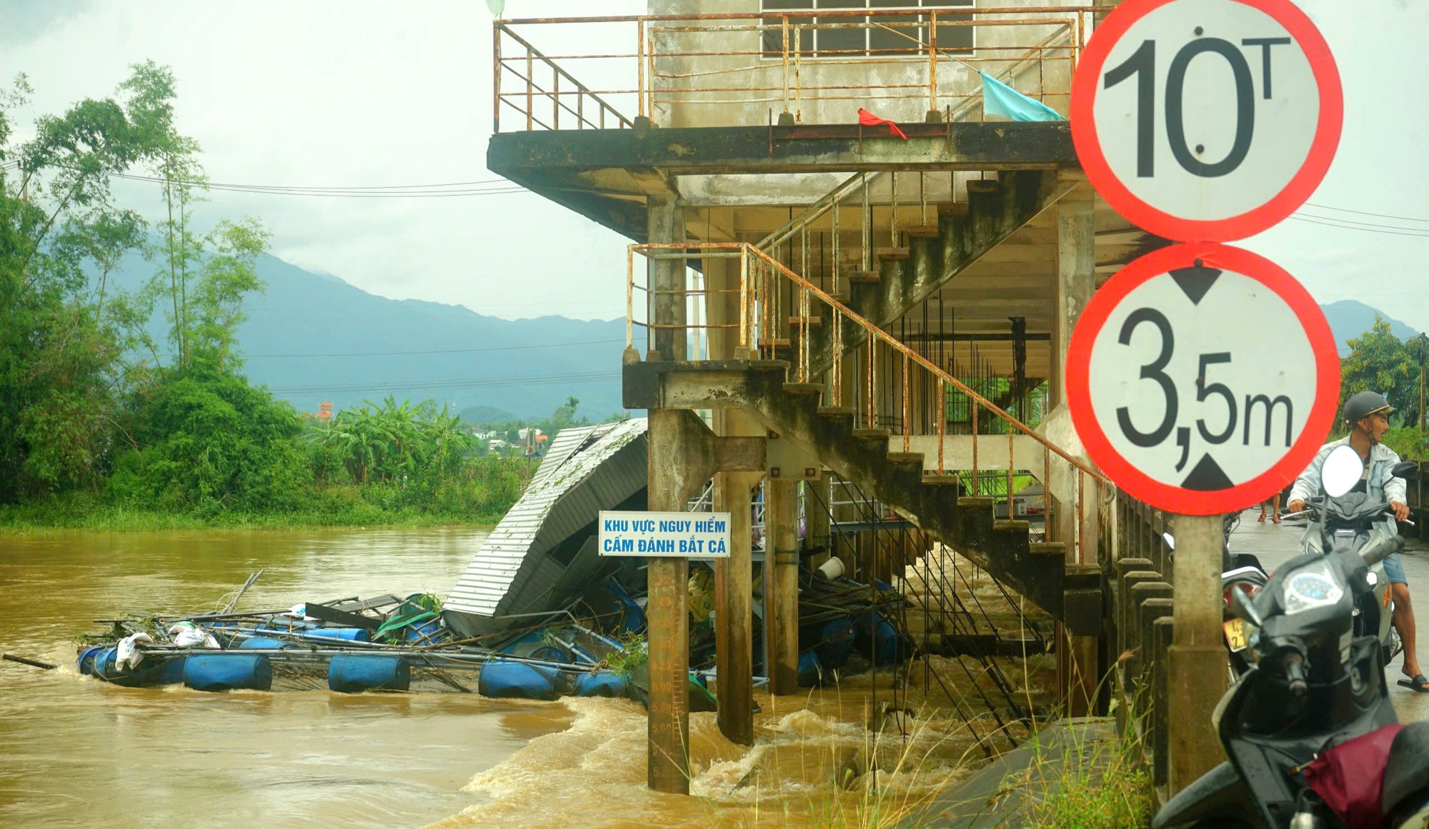Đ&agrave; Nẵng điều lực lượng xử l&yacute; lồng b&egrave; va v&agrave;o đập d&acirc;ng An Trạch- Ảnh 1.
