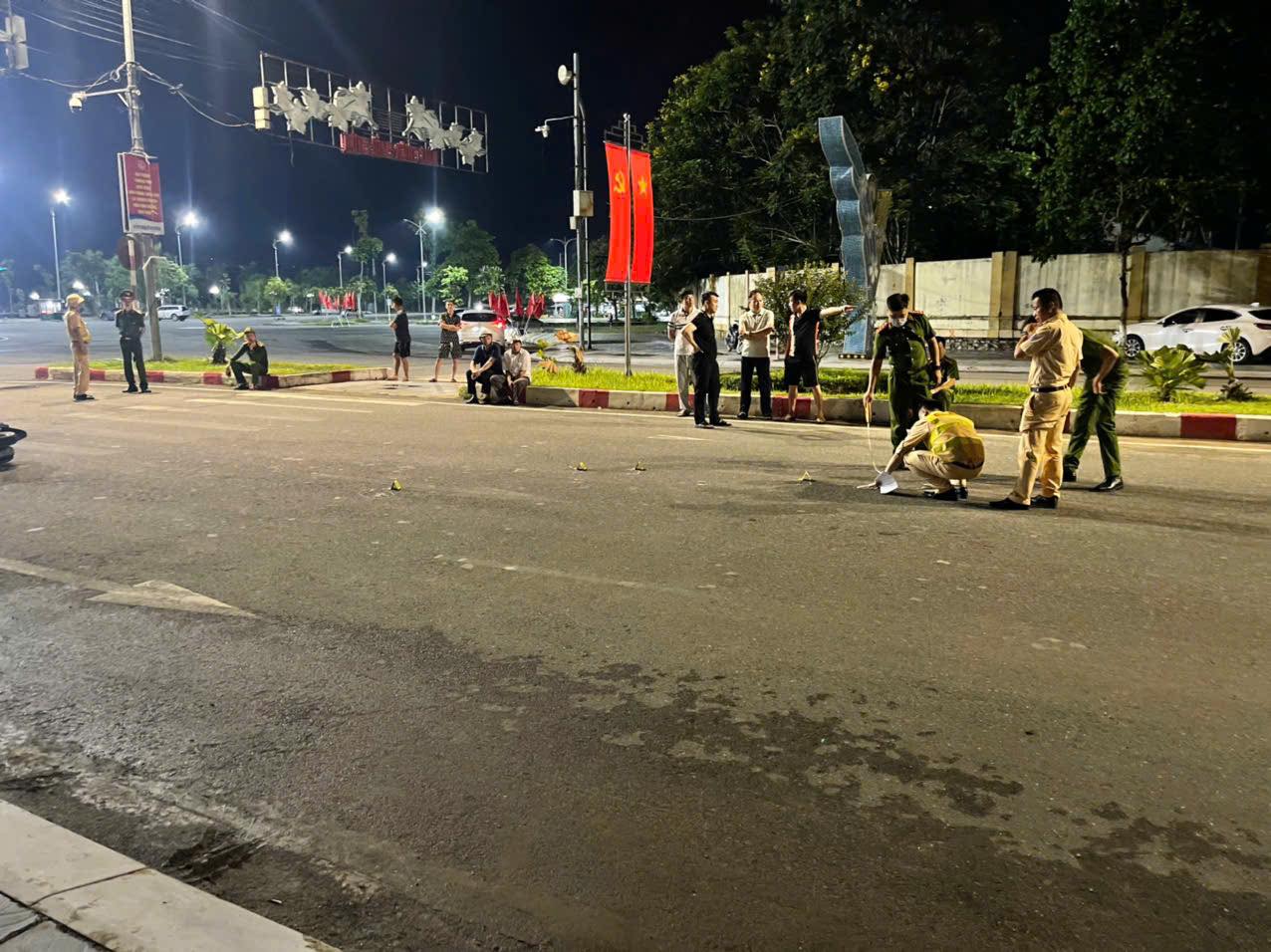 Đại úy công an ở Hòa Bình bị người đi xe máy ngược chiều bỏ chạy tông trọng thương- Ảnh 2. Đại úy công an ở Hòa Bình bị người đi xe máy ngược chiều bỏ chạy tông trọng thương- Ảnh 2.