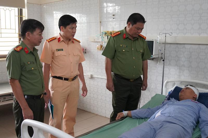 Đại úy công an ở Hòa Bình bị người đi xe máy ngược chiều bỏ chạy tông trọng thương- Ảnh 1. Đại úy công an ở Hòa Bình bị người đi xe máy ngược chiều bỏ chạy tông trọng thương- Ảnh 1.