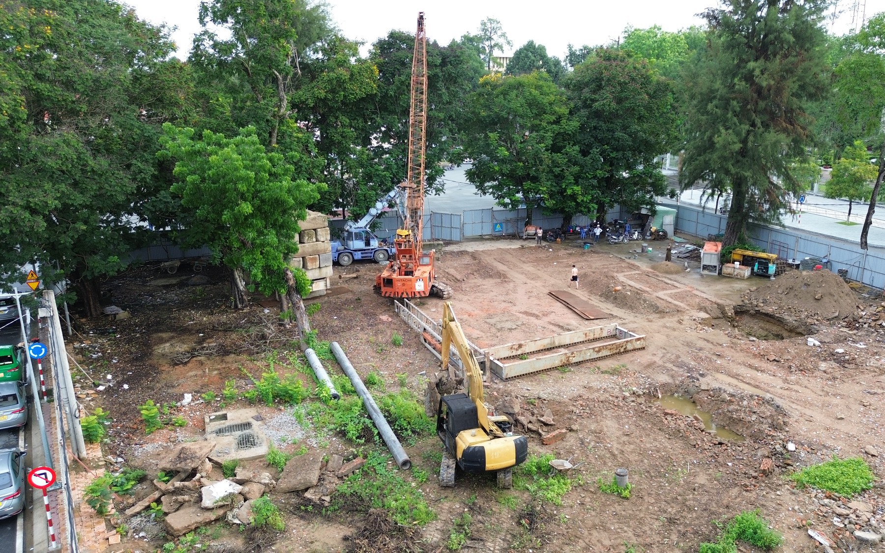 Di dời 14 cây xanh, gỡ điểm nghẽn dự án Thư viện Cần Thơ sau một năm ì ạch- Ảnh 2. Vướng 14 cây cổ thụ, công trình xây dựng thư viện Cần Thơ chưa thể ép cọc