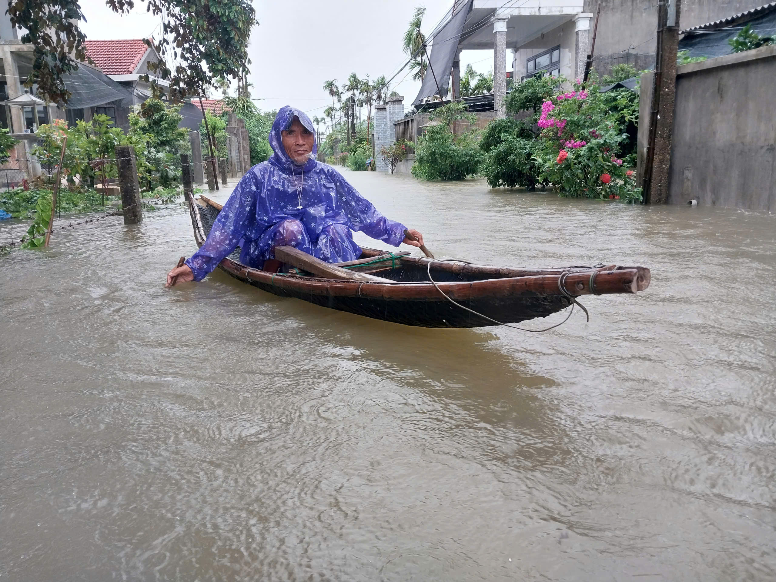Mưa trắng trời, nhiều tuyến đường ở Quảng Trị, Huế sạt lở, ngập s&acirc;u- Ảnh 4.