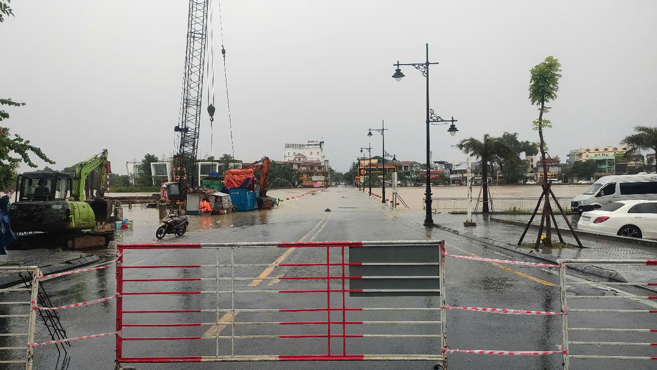 Mưa trắng trời, nhiều tuyến đường ở Quảng Trị, Huế sạt lở, ngập s&acirc;u- Ảnh 6.
