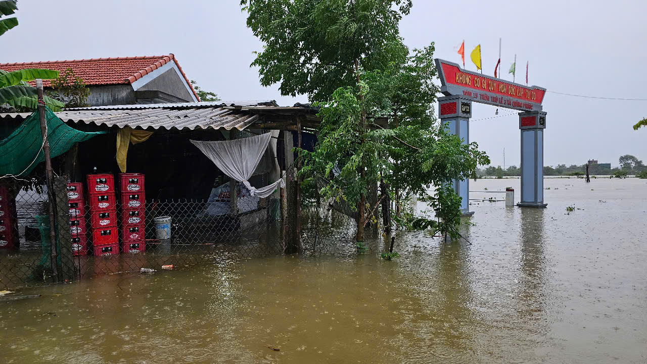 Mưa trắng trời, nhiều tuyến đường ở Quảng Trị, Huế sạt lở, ngập s&acirc;u- Ảnh 5.