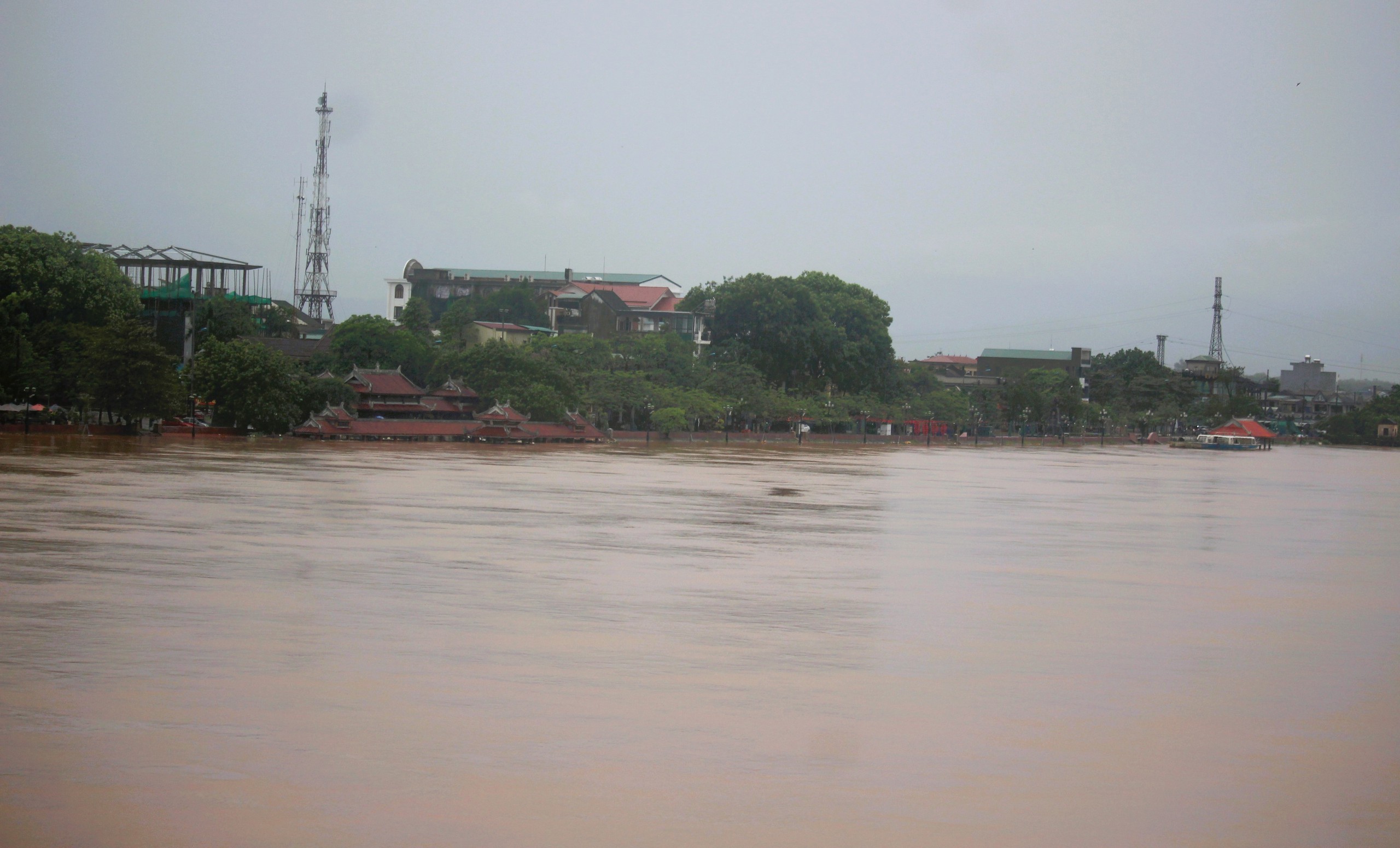 Hai người tử vong, một người bị thương trong đợt mưa lũ bất thường ở Quảng Trị- Ảnh 2.