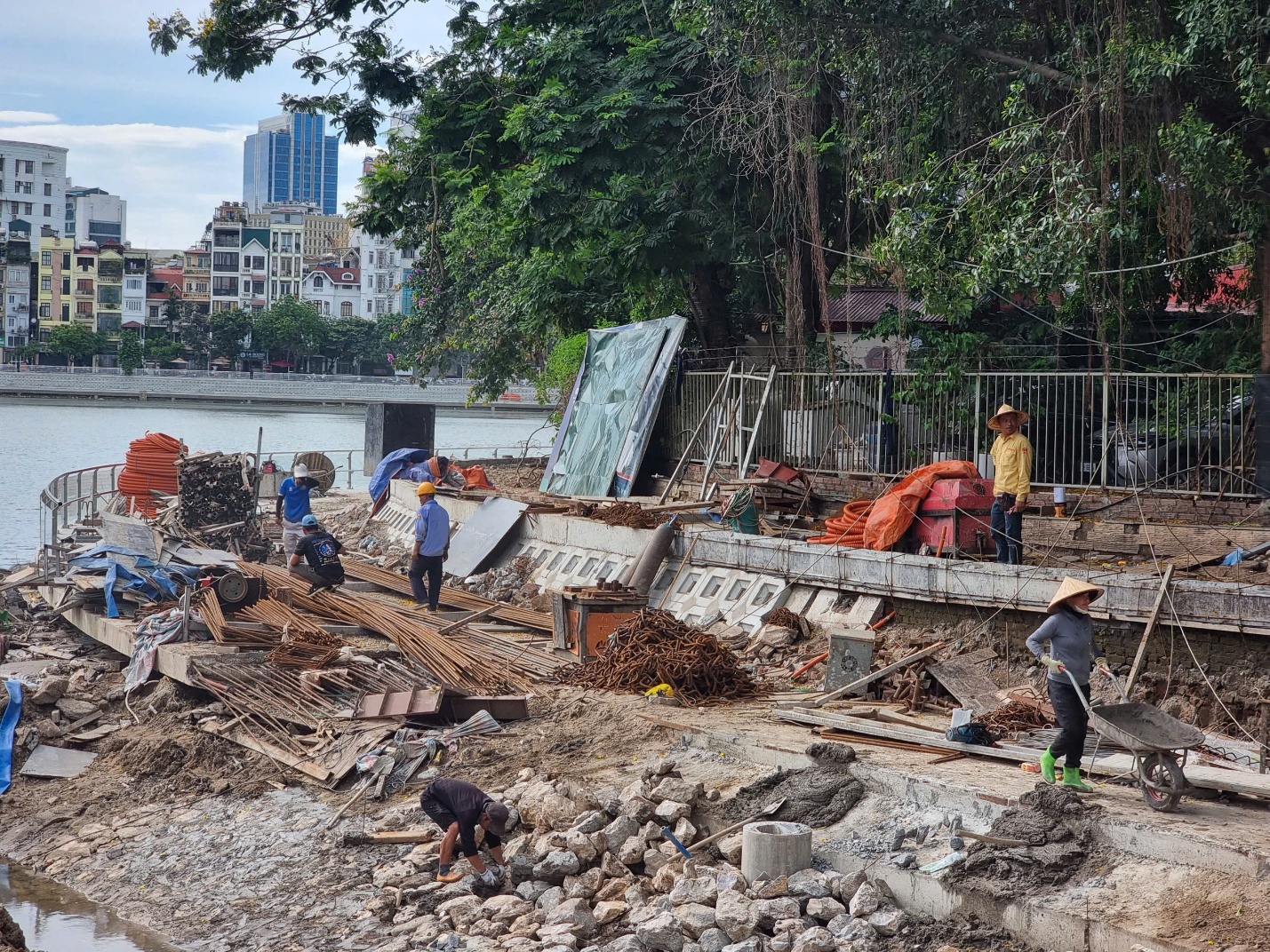 Cận cảnh hồ Đống Đa khoác áo mới- Ảnh 8. Cận cảnh hồ Đống Đa khoác áo mới- Ảnh 8.