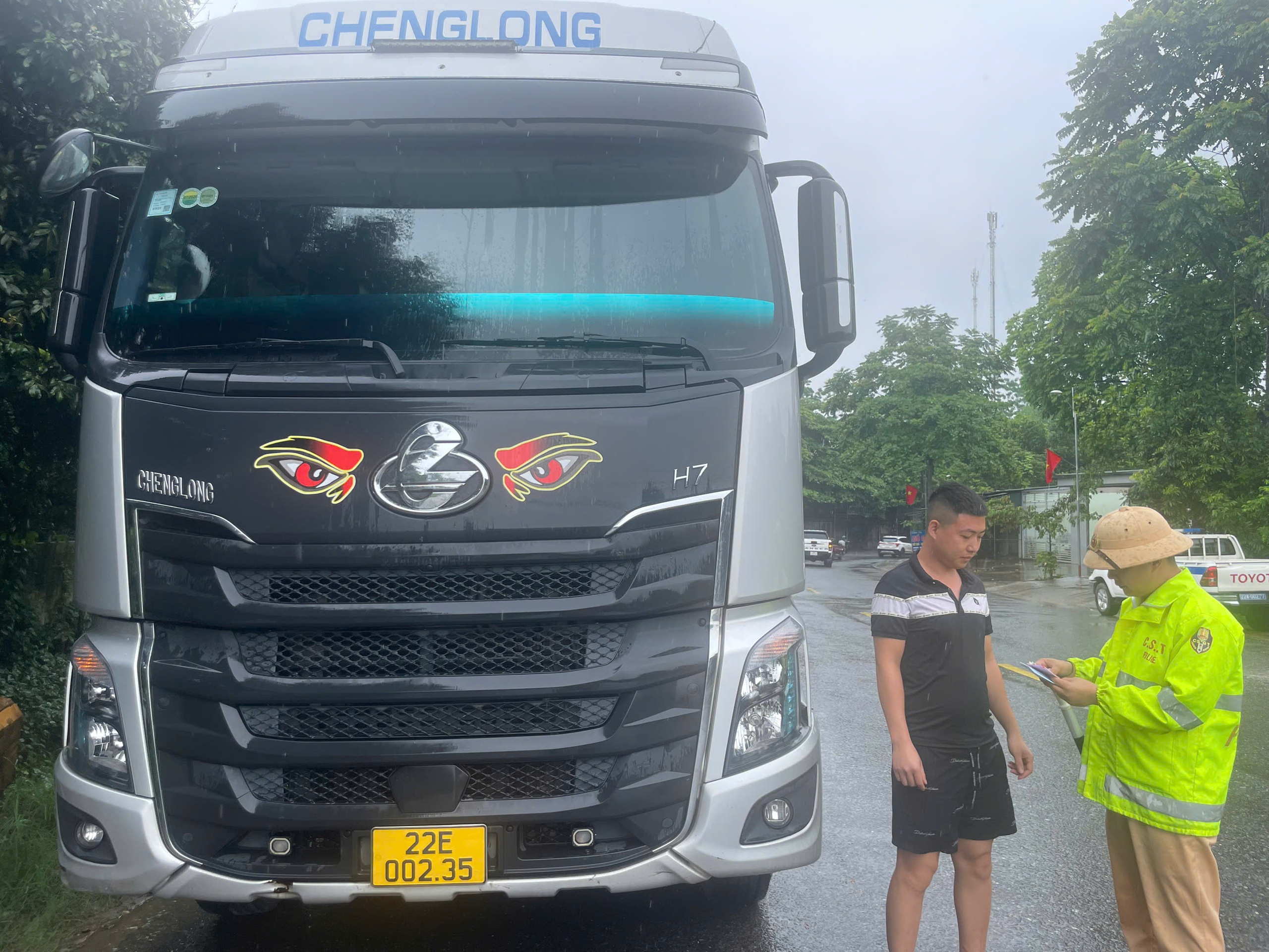 Tuy&ecirc;n Quang đảm bảo an to&agrave;n giao th&ocirc;ng tuyến quốc lộ 2 m&ugrave;a mưa lũ- Ảnh 1.