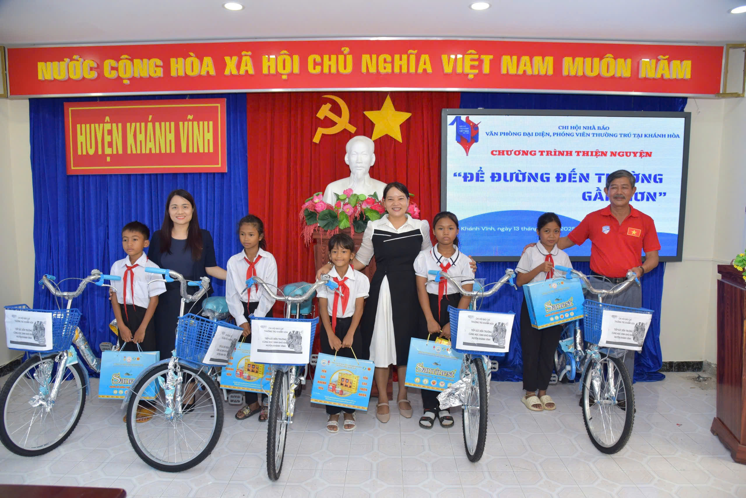 Trao xe đạp cho học sinh khó khăn ở Khánh Hòa- Ảnh 1. Trao xe đạp cho học sinh khó khăn ở Khánh Hòa- Ảnh 1.