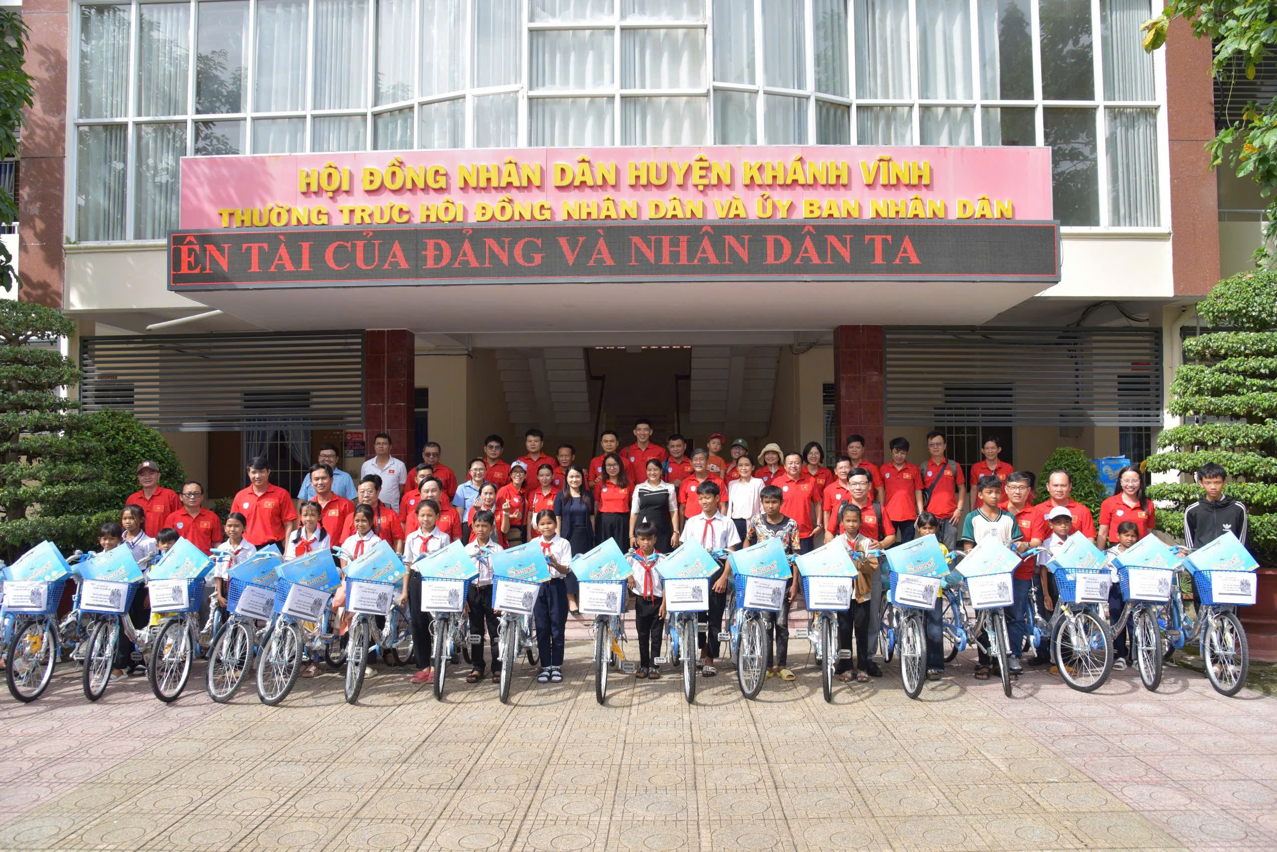 Trao xe đạp cho học sinh khó khăn ở Khánh Hòa- Ảnh 3. Trao xe đạp cho học sinh khó khăn ở Khánh Hòa- Ảnh 3.