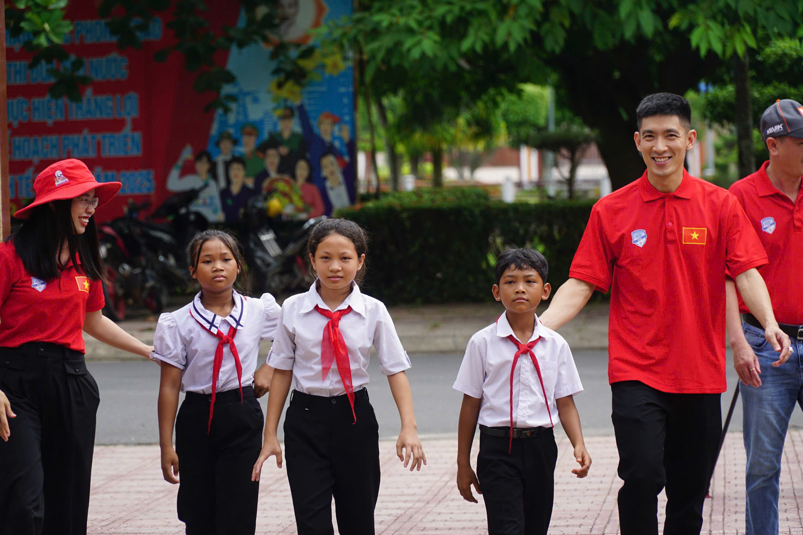 Trao xe đạp cho học sinh khó khăn ở Khánh Hòa- Ảnh 2. Trao xe đạp cho học sinh khó khăn ở Khánh Hòa- Ảnh 2.