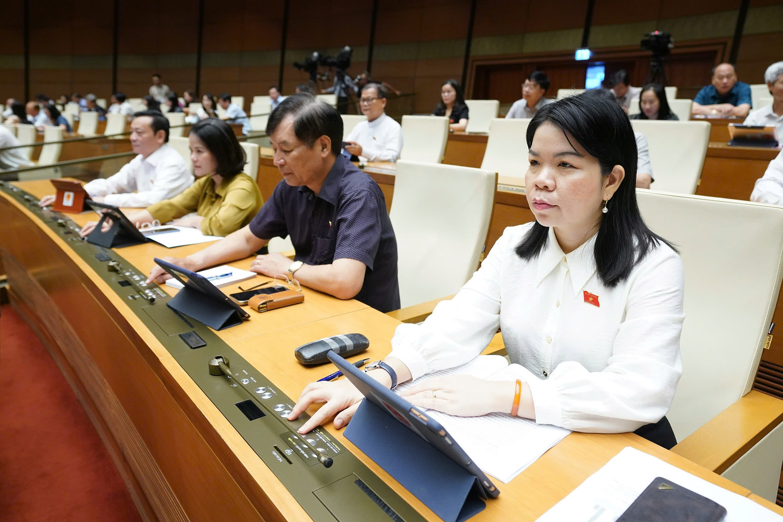 Quốc hội quyết miễn, giảm thuế với doanh nghiệp x&acirc;y dựng, vận tải d&ugrave;ng nhiều lao động nữ- Ảnh 1.