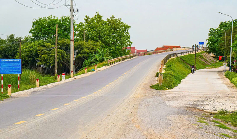 Tỉnh lộ 526, khu vực xảy ra vụ tai nạn.