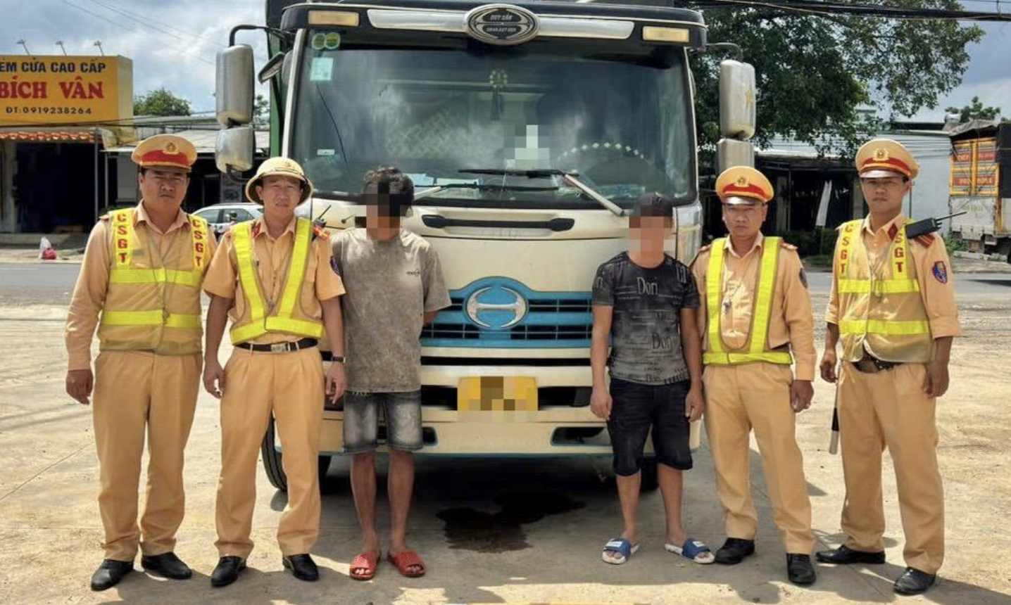 Lập bi&ecirc;n bản xe tải vượt ẩu tr&ecirc;n QL20 v&agrave; x&aacute;c minh phụ xe d&ugrave;ng rựa dọa người đi đường- Ảnh 1.