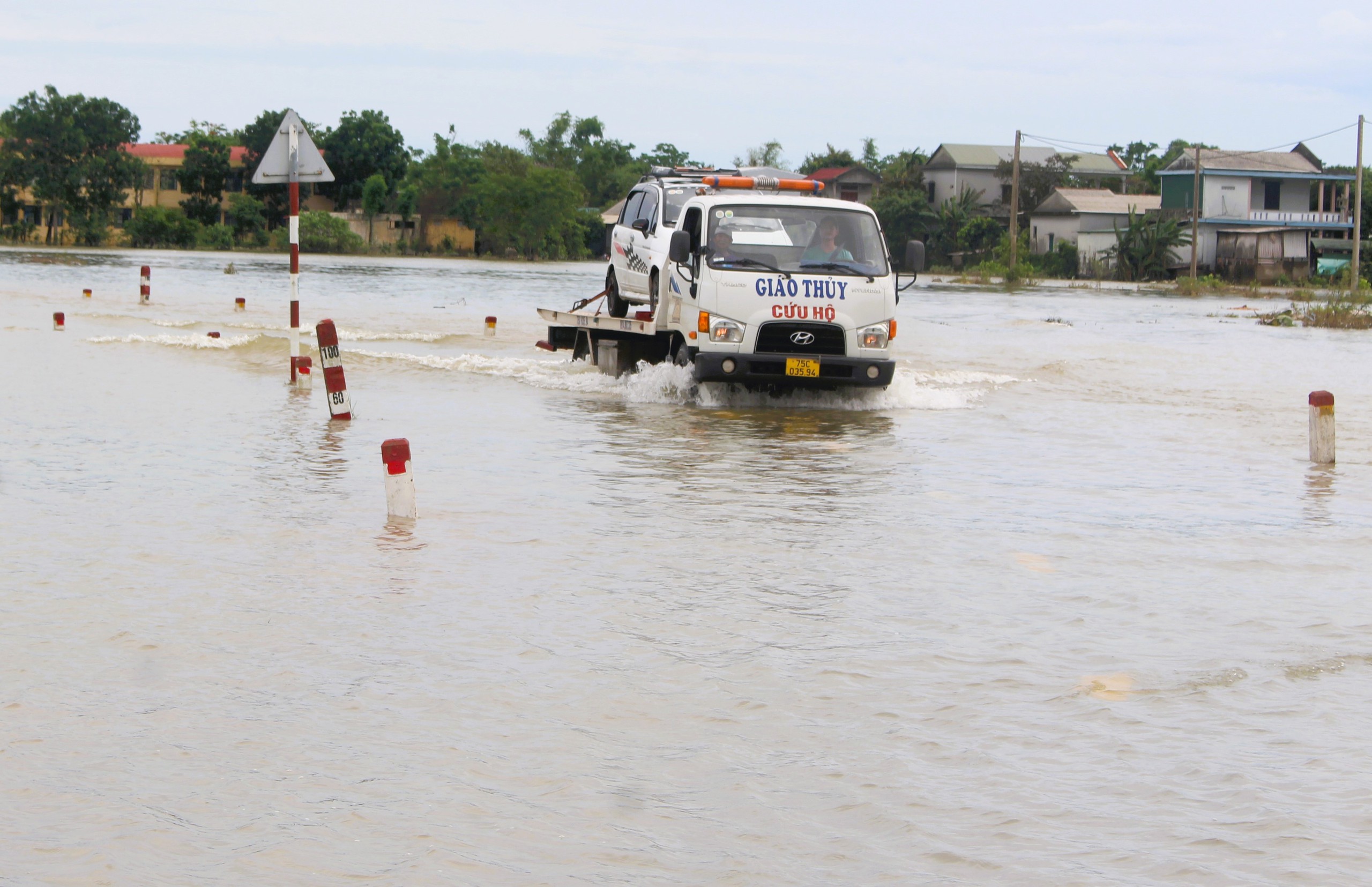 Lũ dữ bất thường g&acirc;y nhiều thiệt hại, người d&acirc;n Quảng Trị, Huế nỗ lực khắc phục- Ảnh 11.