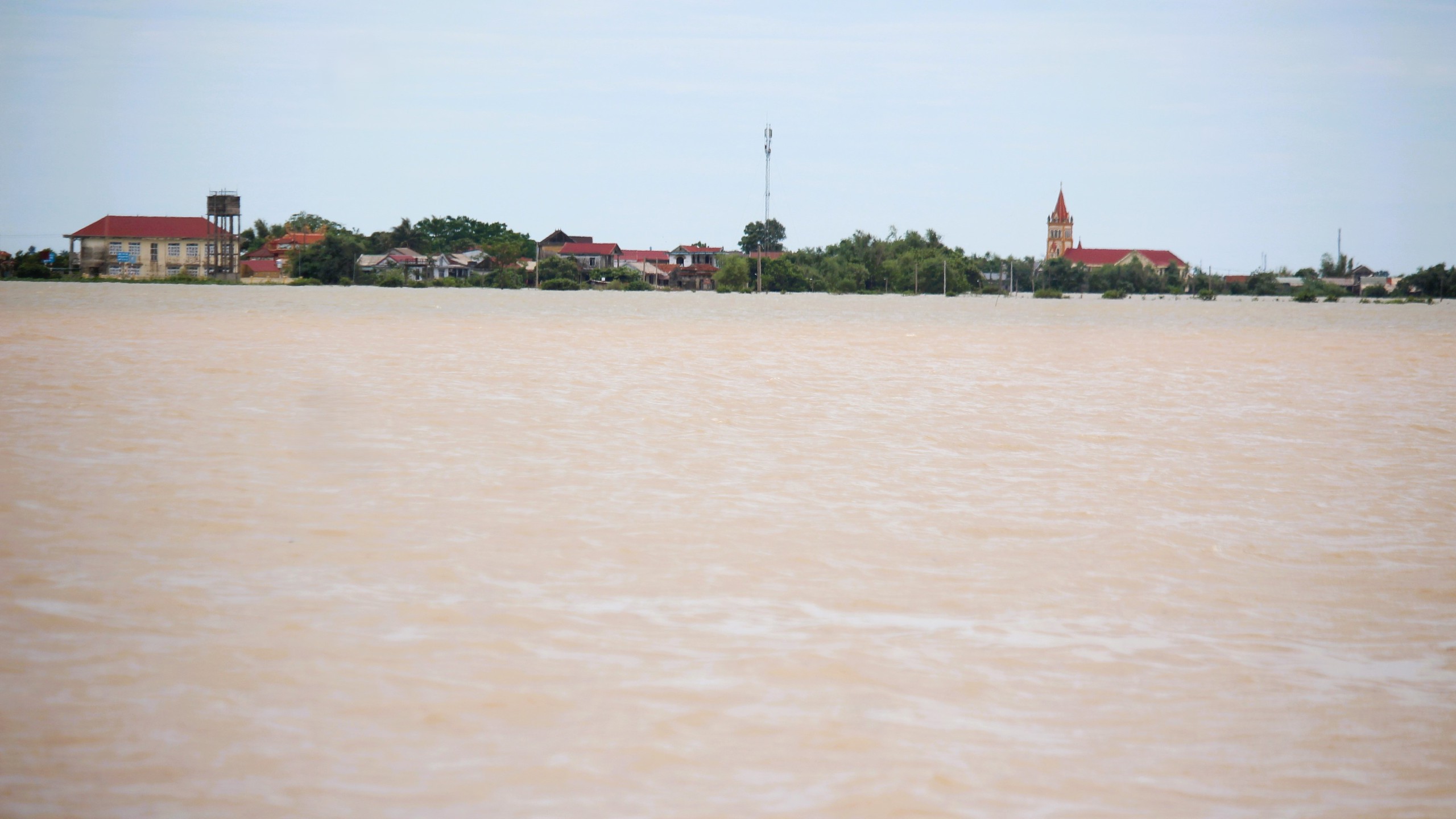 Lũ dữ bất thường g&acirc;y nhiều thiệt hại, người d&acirc;n Quảng Trị, Huế nỗ lực khắc phục- Ảnh 6.