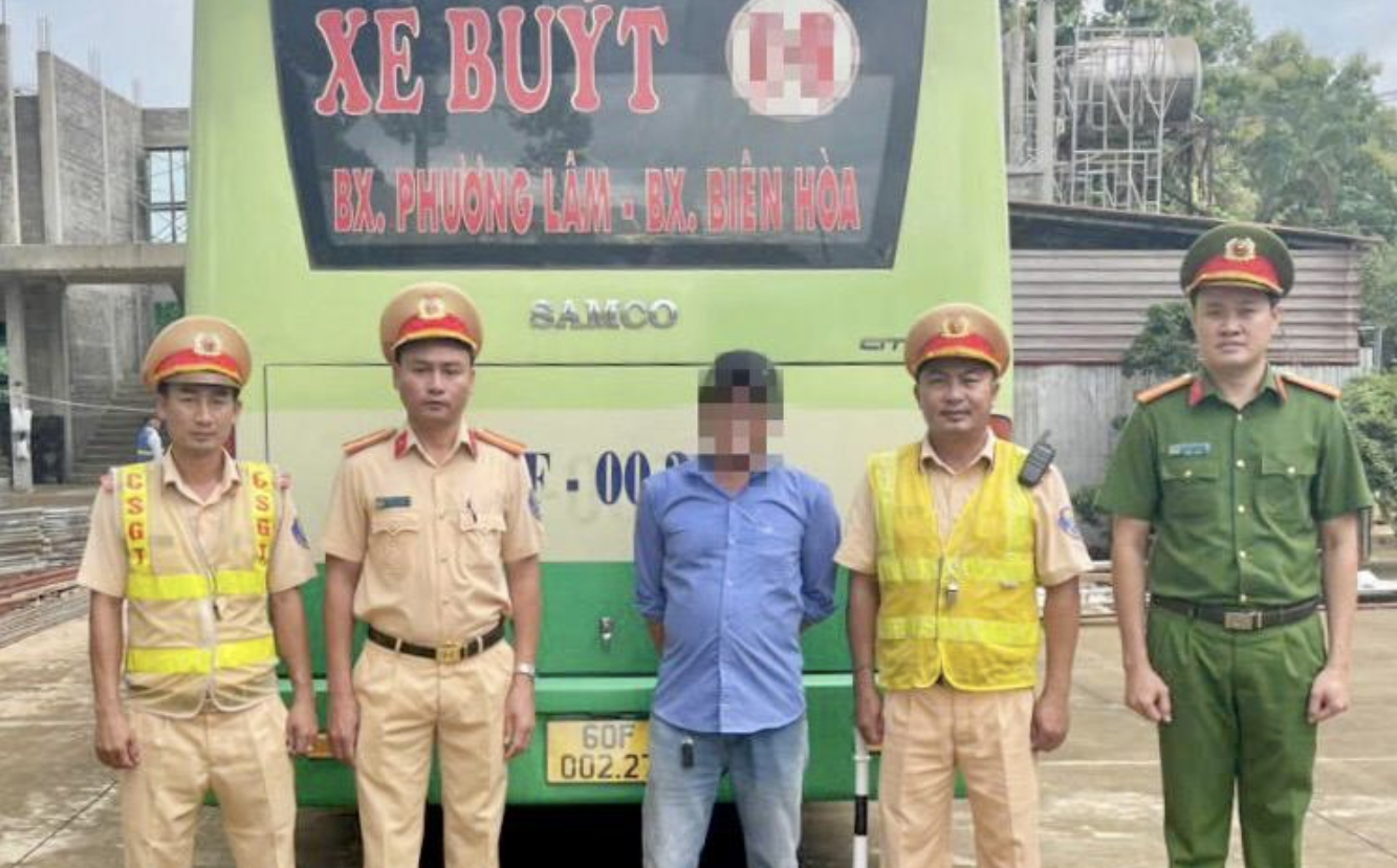 Kiểm tra tr&ecirc;n QL20 ph&aacute;t hiện t&agrave;i xế xe bu&yacute;t dương t&iacute;nh với ma t&uacute;y- Ảnh 1.
