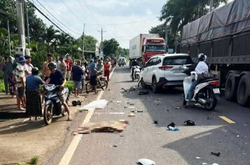 Hiện trường vụ tai nạn khiến một b&eacute; g&aacute;i tử vong, người phụ nữ bị thương nặng.