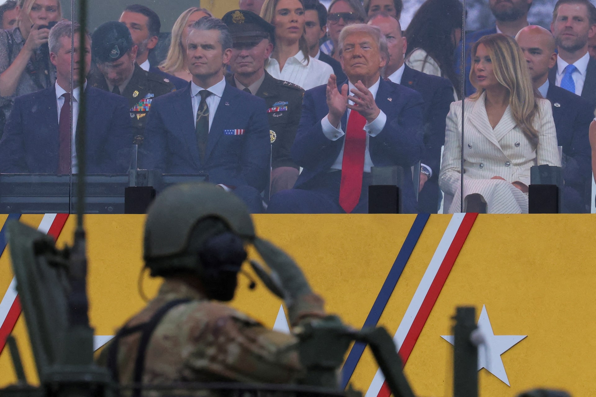 To&agrave;n cảnh cuộc diễu binh ph&ocirc; diễn sức mạnh của qu&acirc;n đội Mỹ- Ảnh 6.