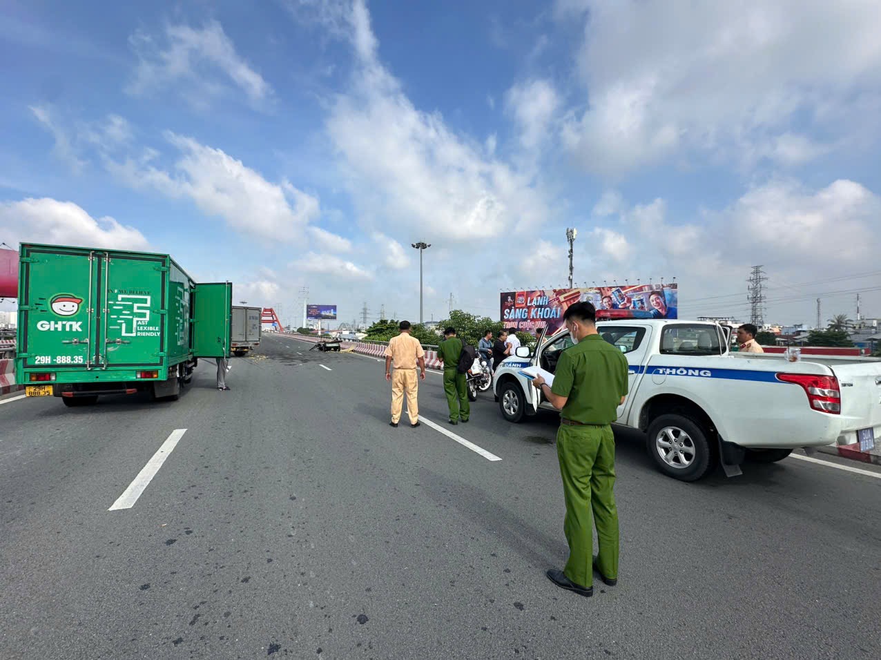 T&agrave;i xế xe l&ocirc;i tử vong sau va chạm với xe tải ở TP Thủ Đức- Ảnh 1.