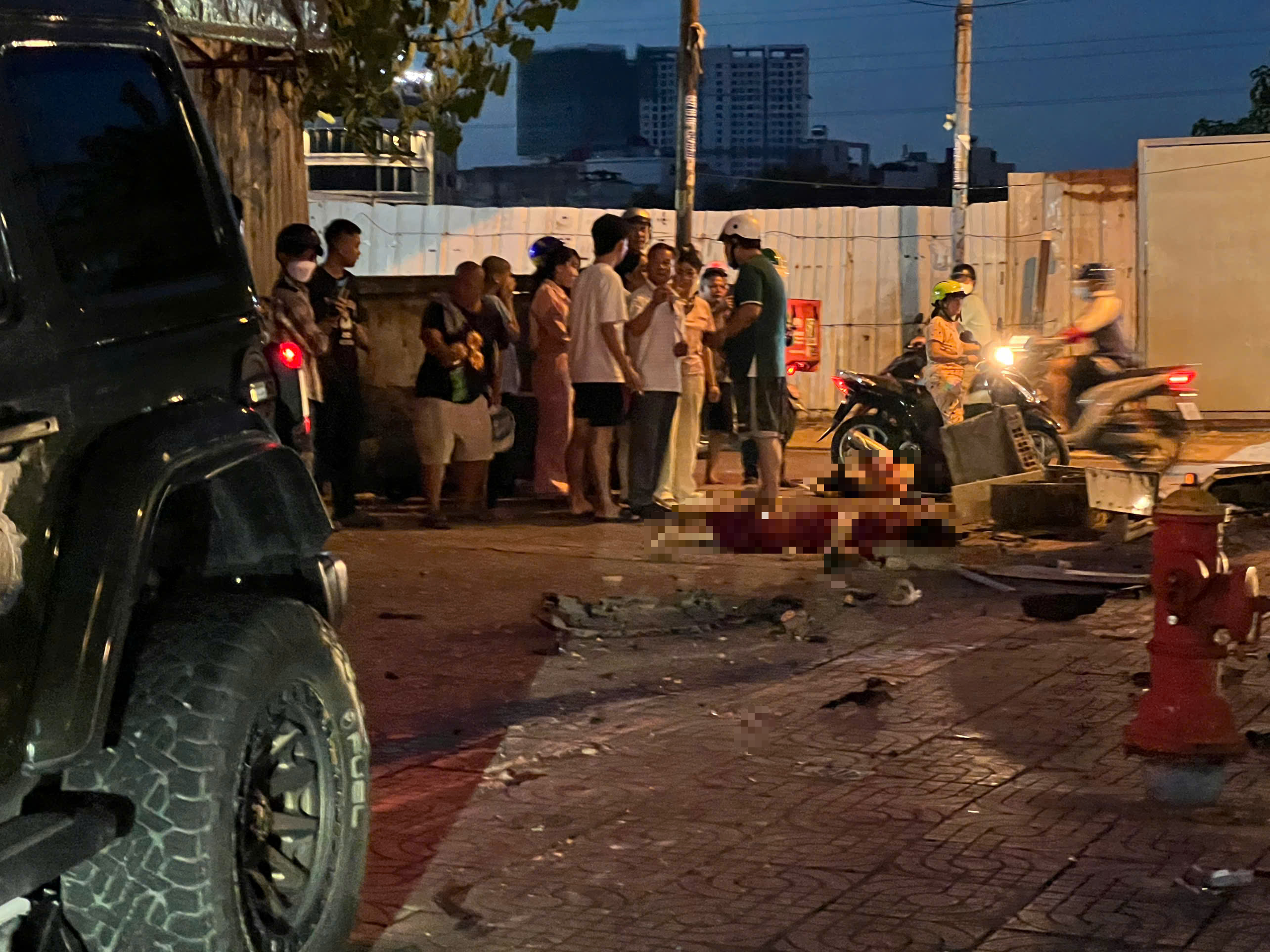 &Ocirc; t&ocirc; lao qua dải ph&acirc;n c&aacute;ch, t&ocirc;ng loạt xe m&aacute;y khiến 2 phụ nữ tử vong- Ảnh 1.