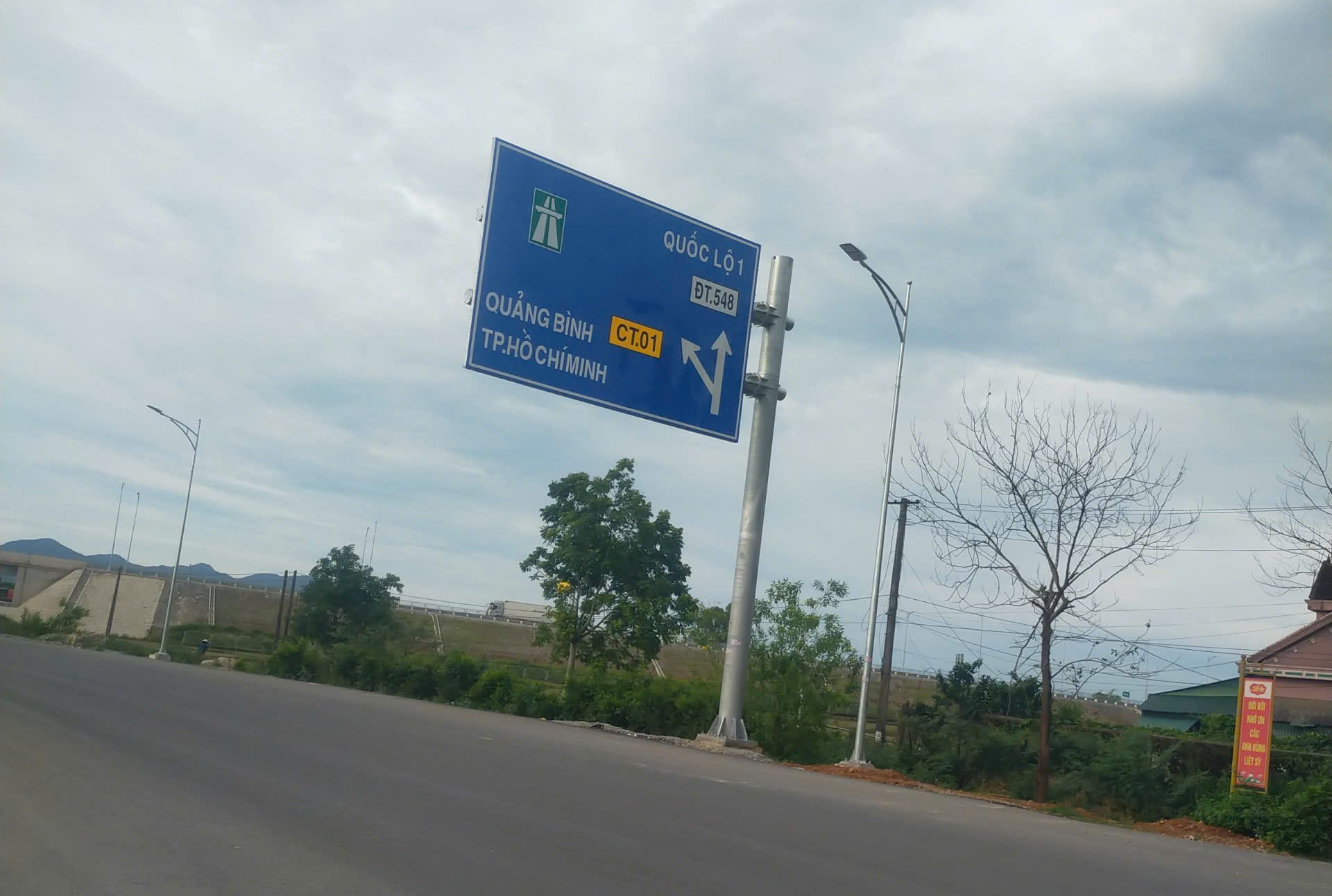 Biển b&aacute;o cao tốc g&acirc;y nhầm lẫn ở H&agrave; Tĩnh: Đơn vị quản l&yacute; v&agrave;o cuộc khắc phục- Ảnh 2.