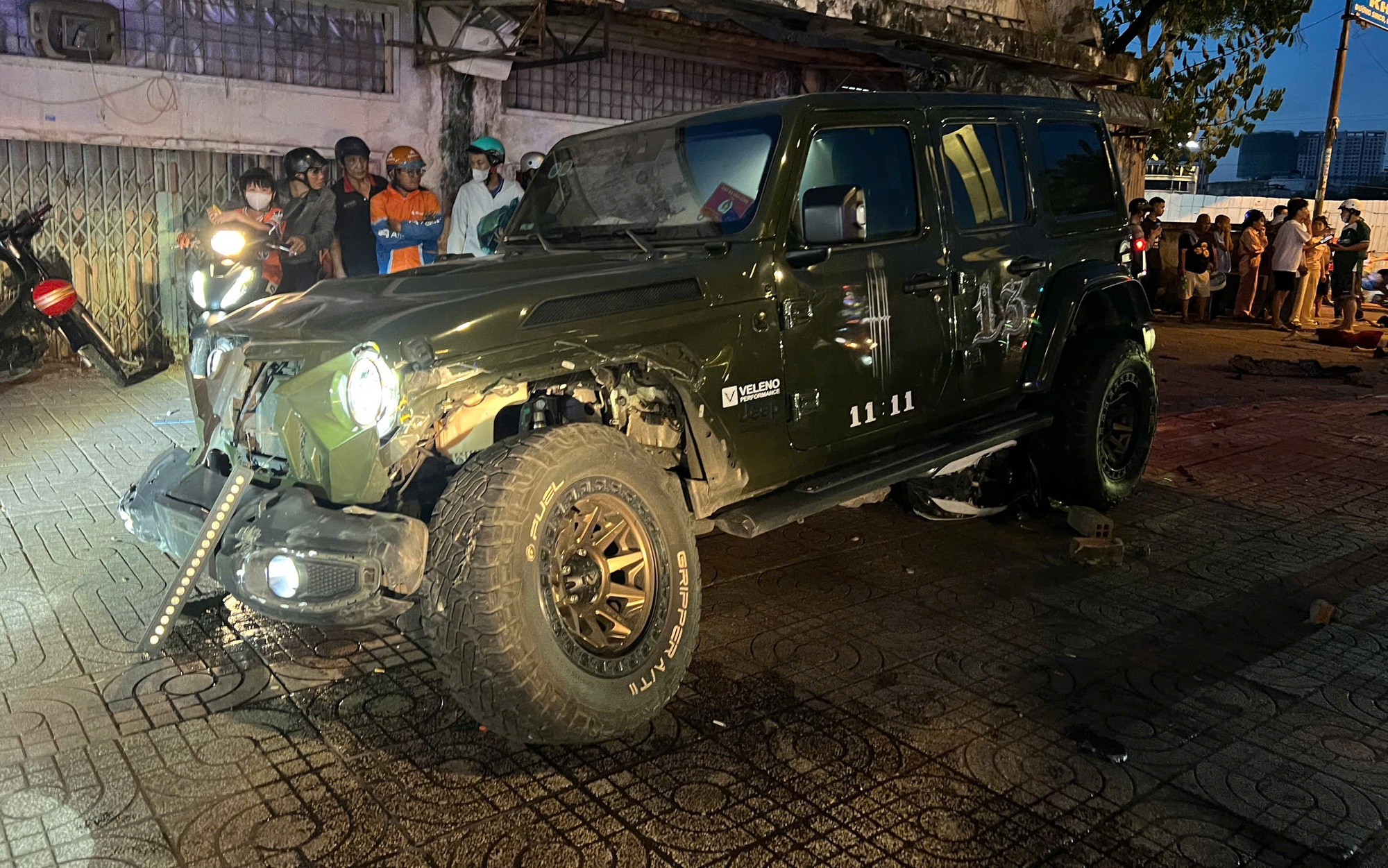 &Ocirc; t&ocirc; lao qua dải ph&acirc;n c&aacute;ch, t&ocirc;ng loạt xe m&aacute;y khiến 2 phụ nữ tử vong