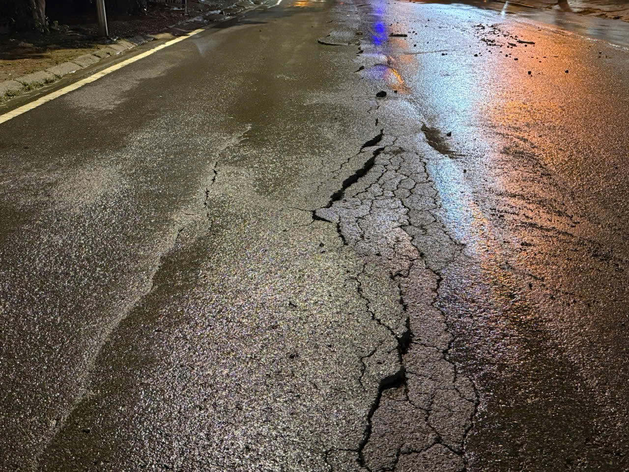 H&ograve;a B&igrave;nh: Sau mưa lớn, gần 100m đường nứt vỡ nghi&ecirc;m trọng- Ảnh 4.