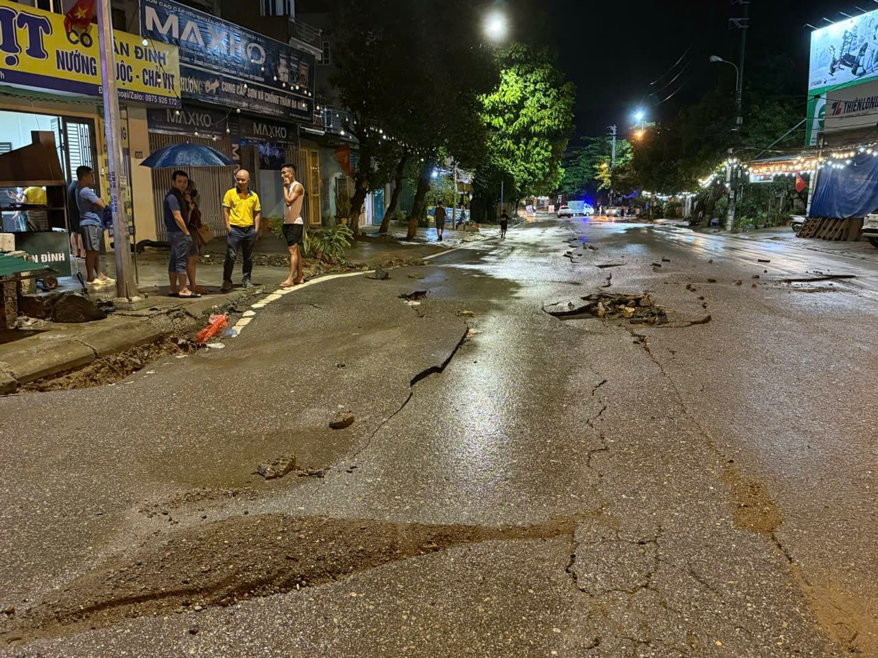 H&ograve;a B&igrave;nh: Sau mưa lớn, gần 100m đường nứt vỡ nghi&ecirc;m trọng- Ảnh 2.