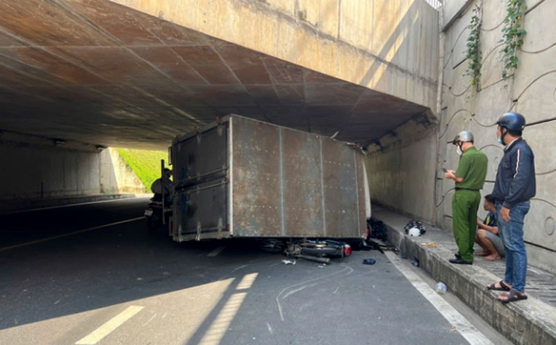 Hiện trường xe tải lật đè hai xe máy. Hiện trường xe tải lật đè hai xe máy.