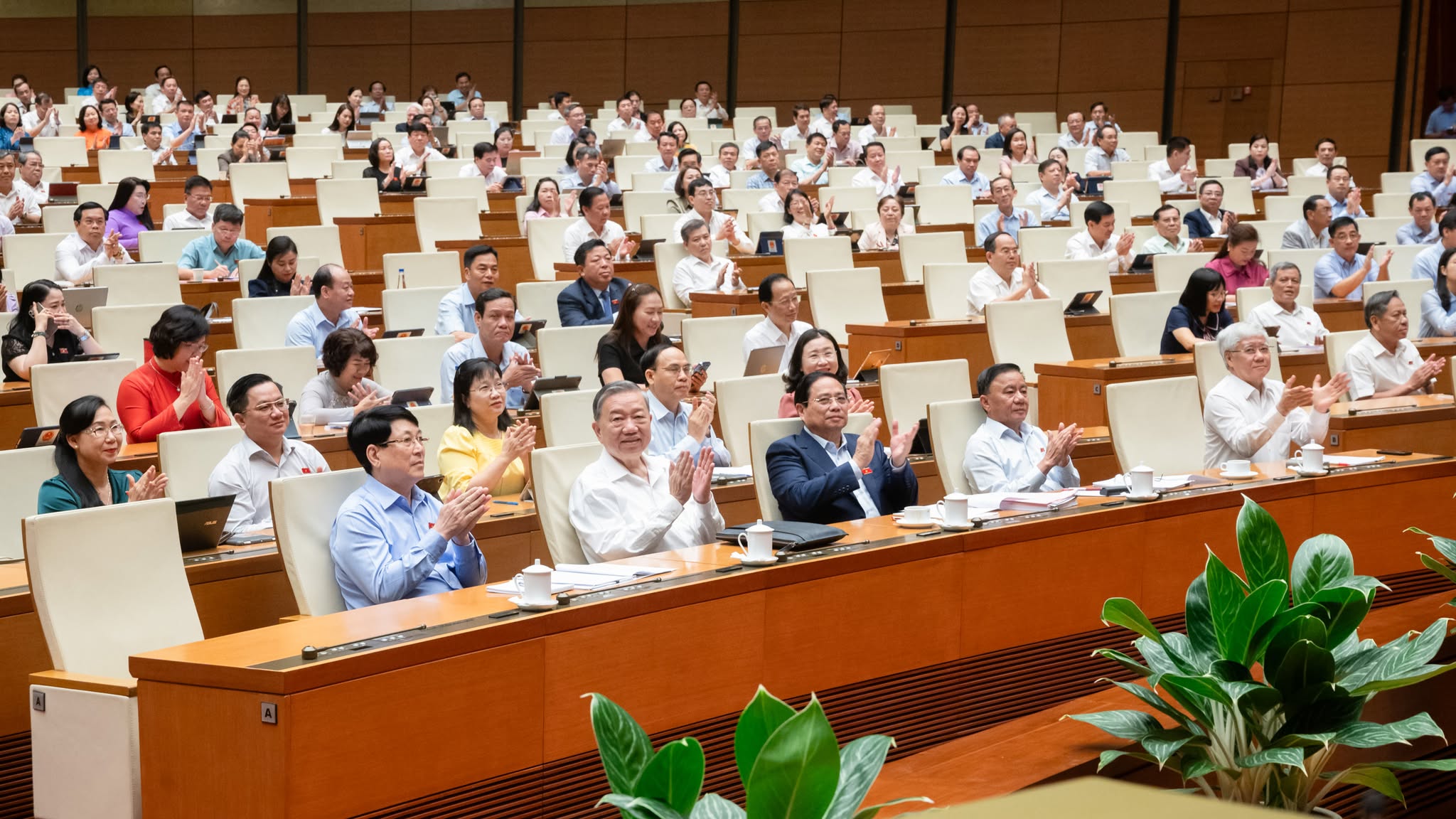 Ch&iacute;nh thức th&ocirc;ng qua Nghị quyết sửa đổi, bổ sung Hiến ph&aacute;p năm 2013- Ảnh 1.