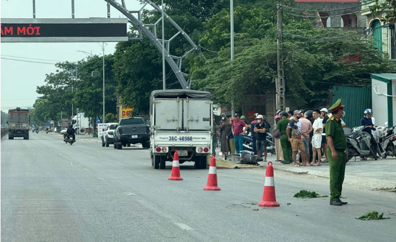 Hiện trường vụ TNGT khiến cô gái trẻ tử vong. Hiện trường vụ TNGT khiến cô gái trẻ tử vong.