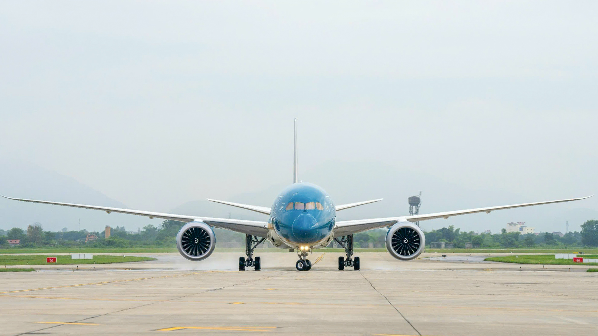 Máy bay Vietnam Airlines đi Hà Nội hạ cánh khẩn tại Huế kịp thời cứu khách- Ảnh 1. Máy bay Vietnam Airlines đi Hà Nội hạ cánh khẩn tại Huế kịp thời cứu khách- Ảnh 1.