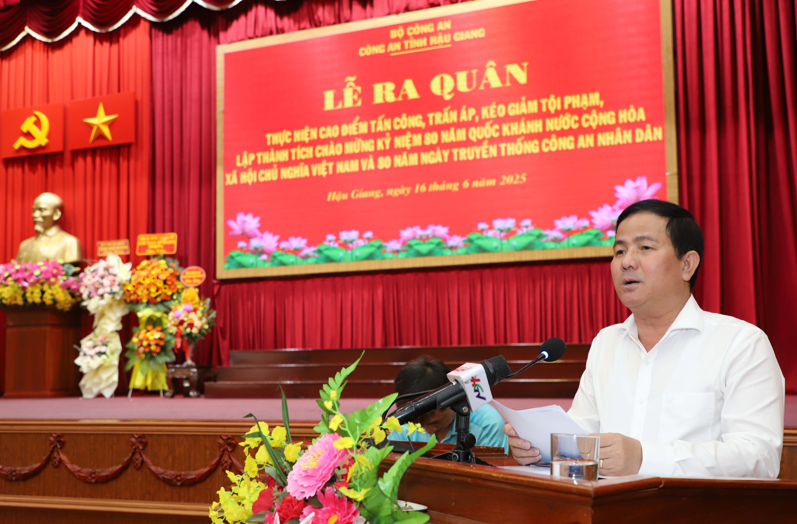 C&ocirc;ng an Hậu Giang ra qu&acirc;n cao điểm trấn &aacute;p tội phạm, đảm bảo trật tự ATGT- Ảnh 1.