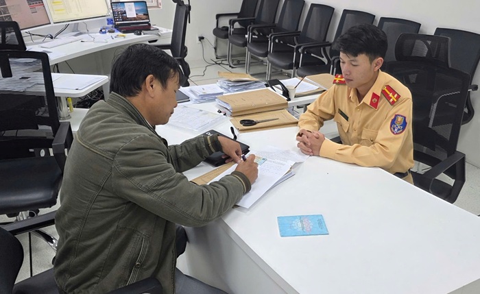 Vượt đèn đỏ vì đưa nạn nhân bị tai nạn đi cấp cứu, tài xế được khen ngợi- Ảnh 1. Vượt đèn đỏ vì đưa nạn nhân bị tai nạn đi cấp cứu, tài xế được khen ngợi- Ảnh 1.