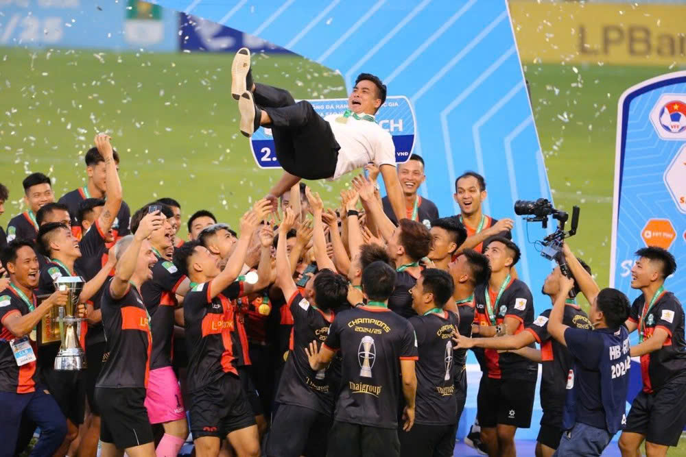 V&ocirc; địch với th&agrave;nh t&iacute;ch bất bại, thầy của Ho&agrave;ng Đức vẫn mất việc ở đội hạng Nhất?- Ảnh 1.