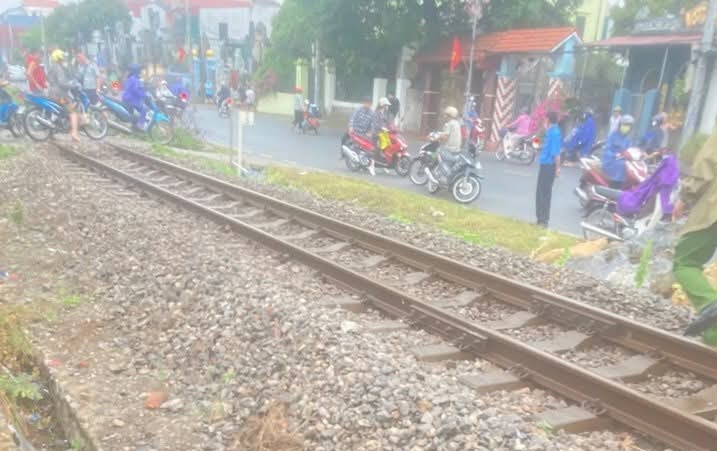 Đi xe đạp điện qua đường ngang, nam thanh ni&ecirc;n bị t&agrave;u hỏa c&aacute;n tử vong- Ảnh 1.