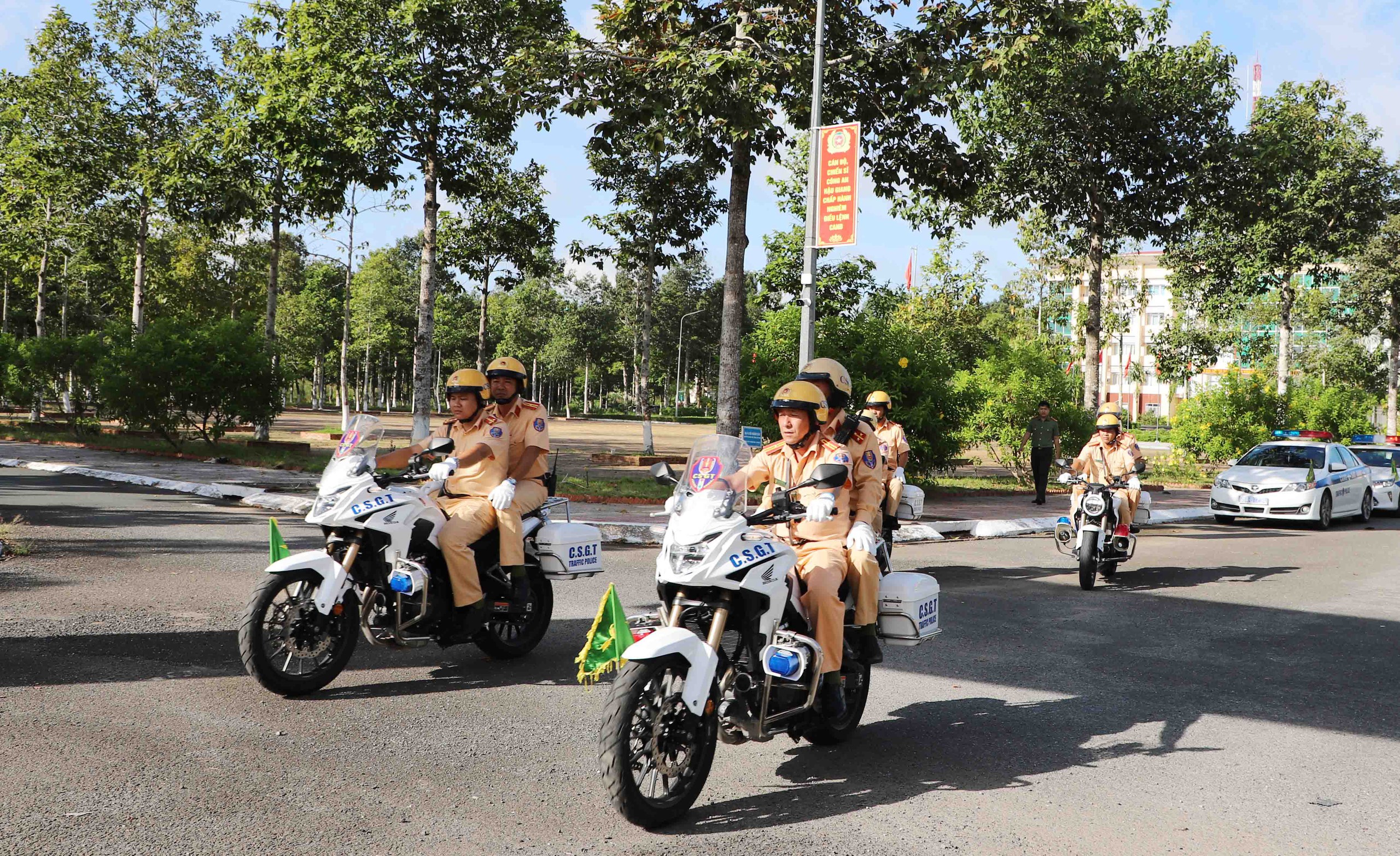 C&ocirc;ng an Hậu Giang ra qu&acirc;n cao điểm trấn &aacute;p tội phạm, đảm bảo trật tự ATGT- Ảnh 2.