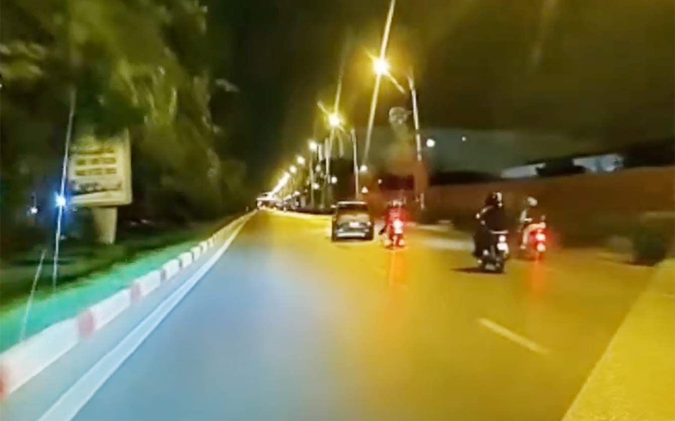 &Ocirc; t&ocirc; con lạng l&aacute;ch, su&yacute;t g&acirc;y họa cho xe m&aacute;y