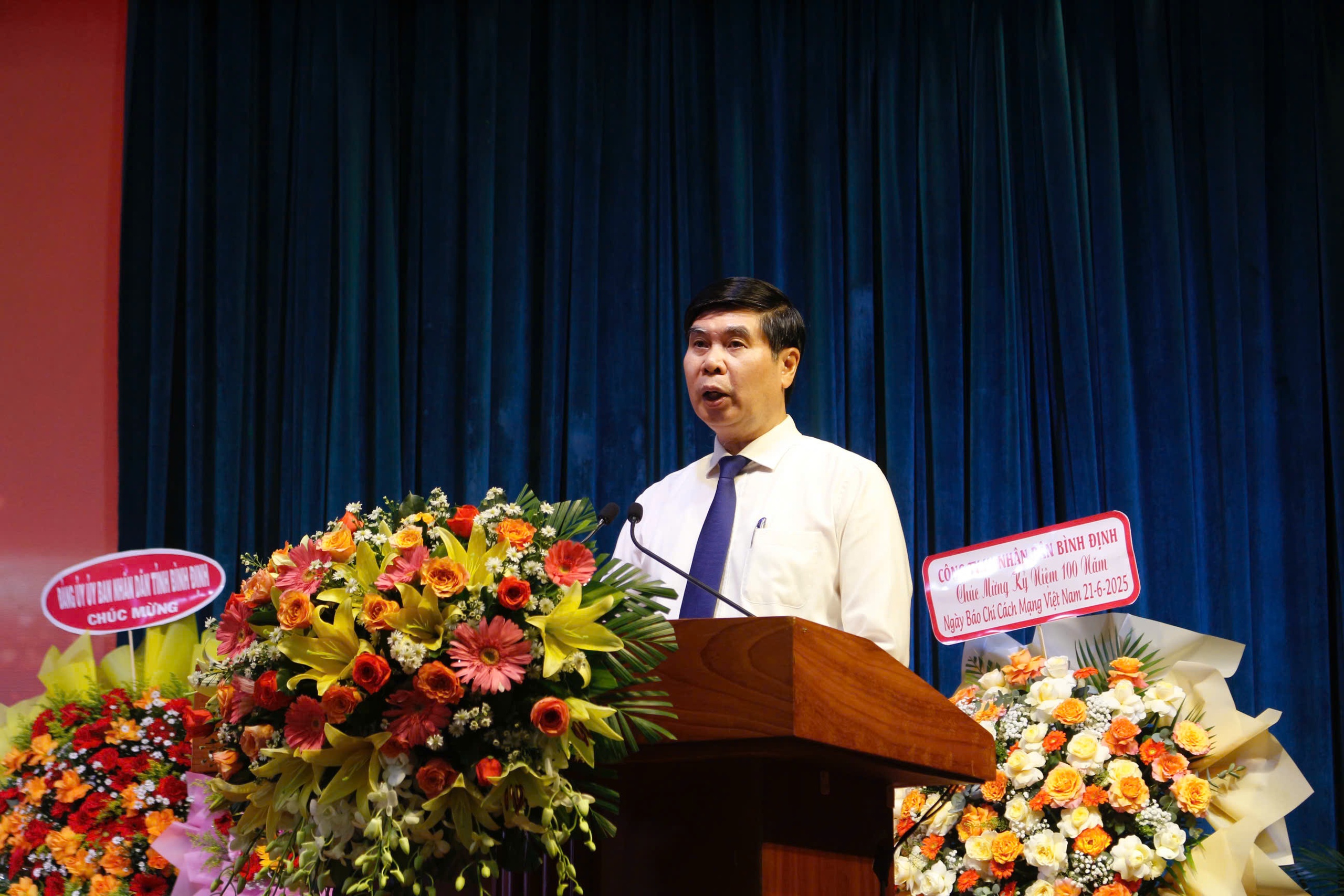 B&igrave;nh Định t&ocirc;n vinh những người l&agrave;m b&aacute;o nh&acirc;n kỷ niệm 100 năm B&aacute;o ch&iacute; C&aacute;ch mạng Việt Nam- Ảnh 1.