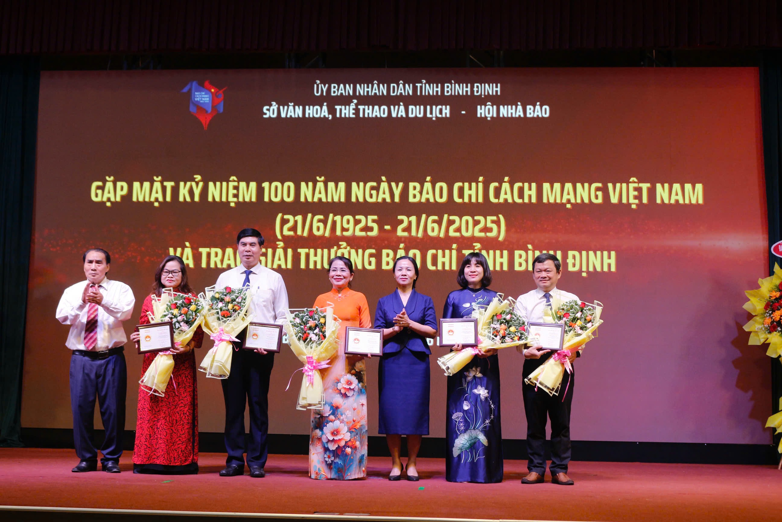 B&igrave;nh Định t&ocirc;n vinh những người l&agrave;m b&aacute;o nh&acirc;n kỷ niệm 100 năm B&aacute;o ch&iacute; C&aacute;ch mạng Việt Nam- Ảnh 2.