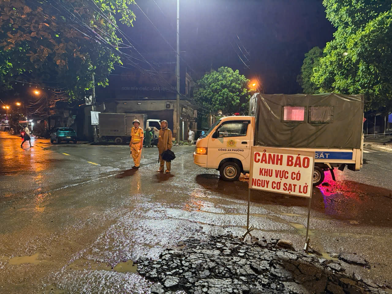 H&ograve;a B&igrave;nh: Sau mưa lớn, gần 100m đường nứt vỡ nghi&ecirc;m trọng- Ảnh 5.