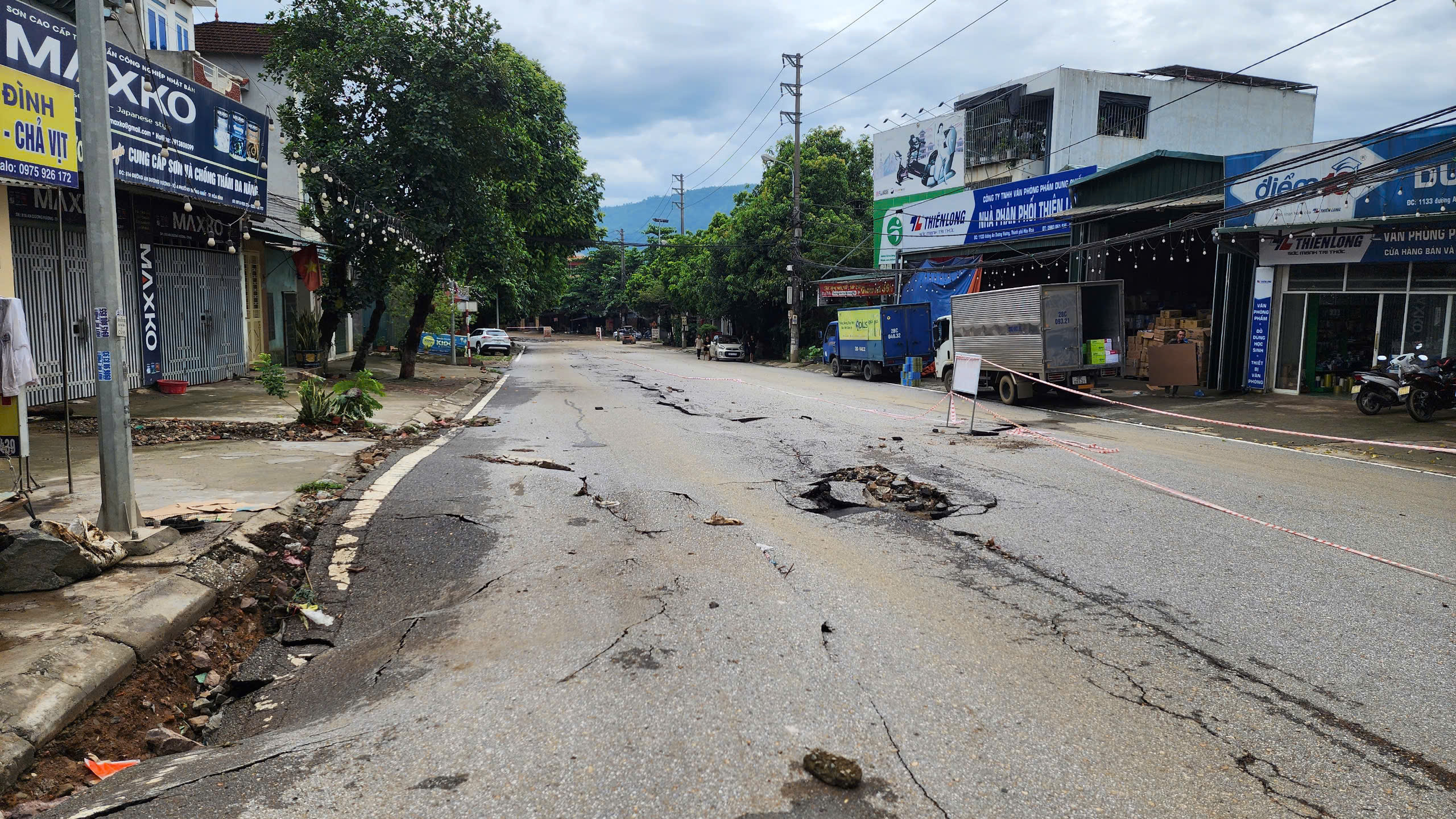 Cận cảnh đường An Dương Vương ở H&ograve;a B&igrave;nh nứt g&atilde;y nghi&ecirc;m trọng sau mưa lớn- Ảnh 1.
