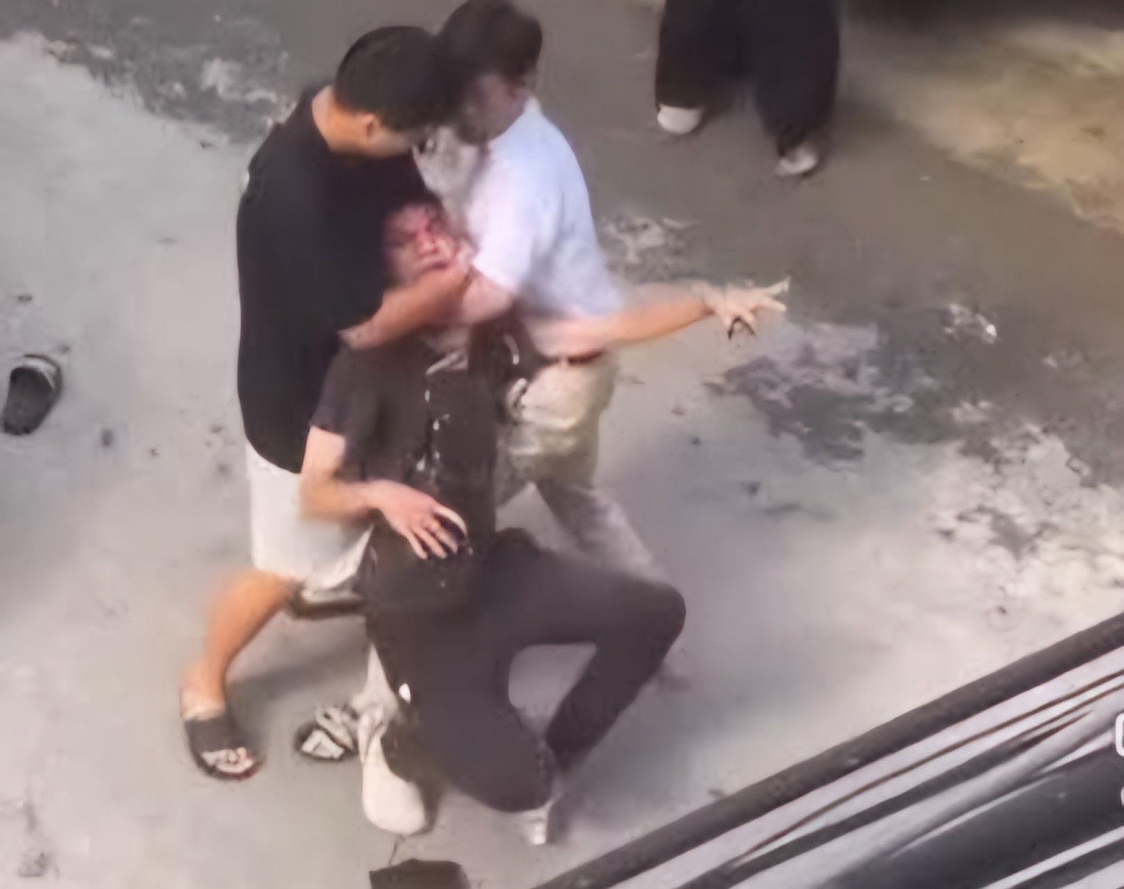 Cơ quan điều tra v&agrave;o cuộc vụ t&agrave;i xế đ&aacute;nh nhau sau va chạm giao th&ocirc;ng tại Bắc Giang- Ảnh 1.