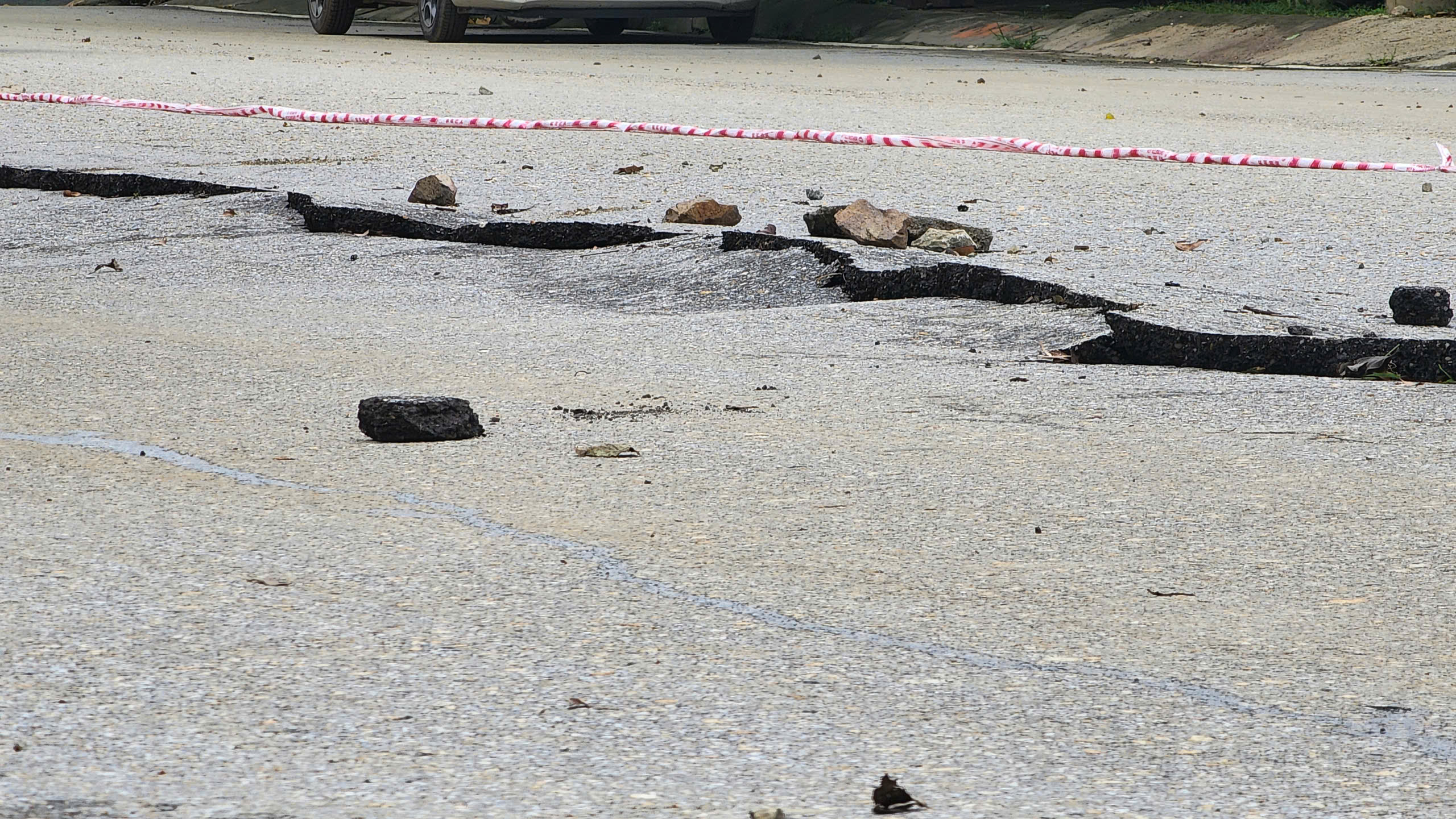 Cận cảnh đường An Dương Vương ở H&ograve;a B&igrave;nh nứt g&atilde;y nghi&ecirc;m trọng sau mưa lớn- Ảnh 11.