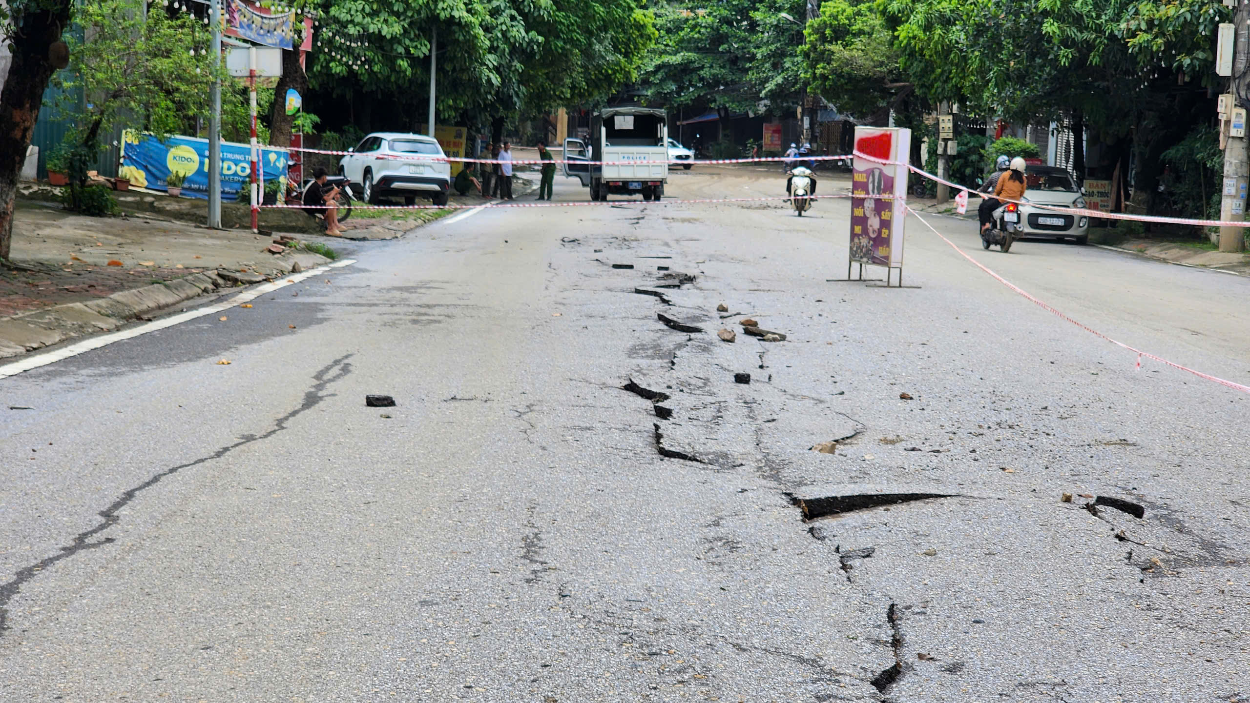 Cận cảnh đường An Dương Vương ở H&ograve;a B&igrave;nh nứt g&atilde;y nghi&ecirc;m trọng sau mưa lớn- Ảnh 12.