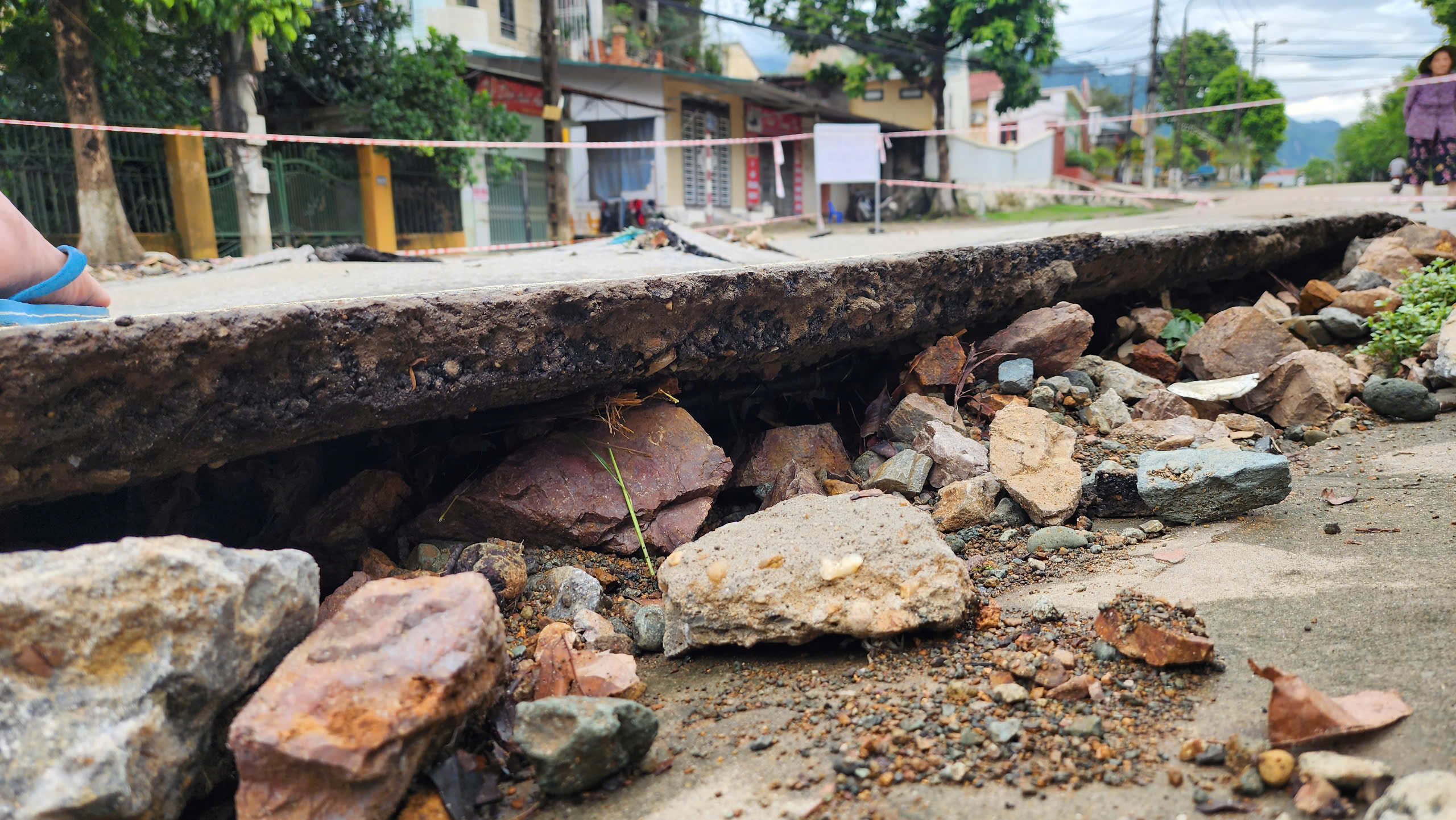 Cận cảnh đường An Dương Vương ở H&ograve;a B&igrave;nh nứt g&atilde;y nghi&ecirc;m trọng sau mưa lớn- Ảnh 15.